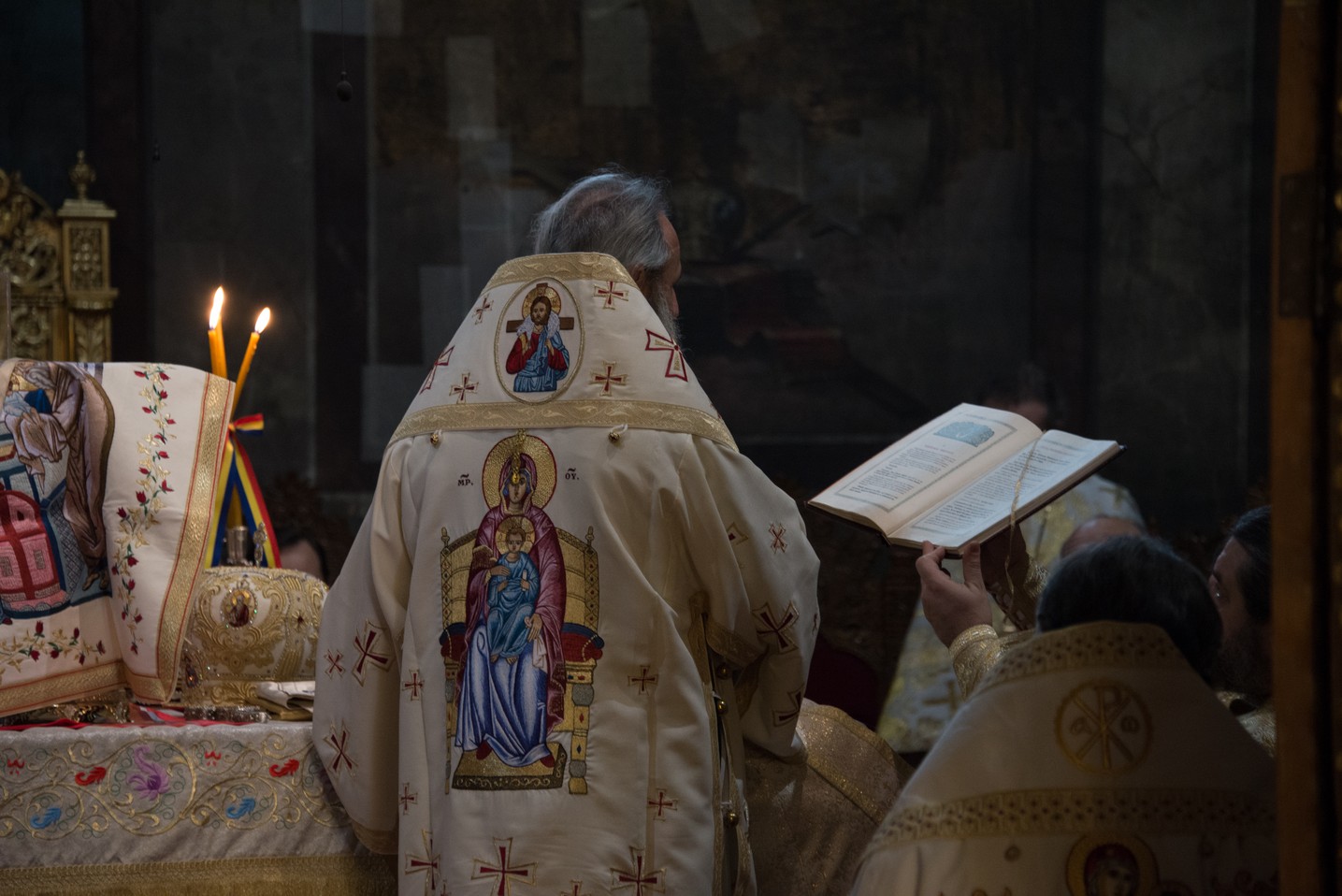 5 ierarhi și zeci de preoți și diaconi, la hramul istoric al Catedralei Mitropolitane din Iași