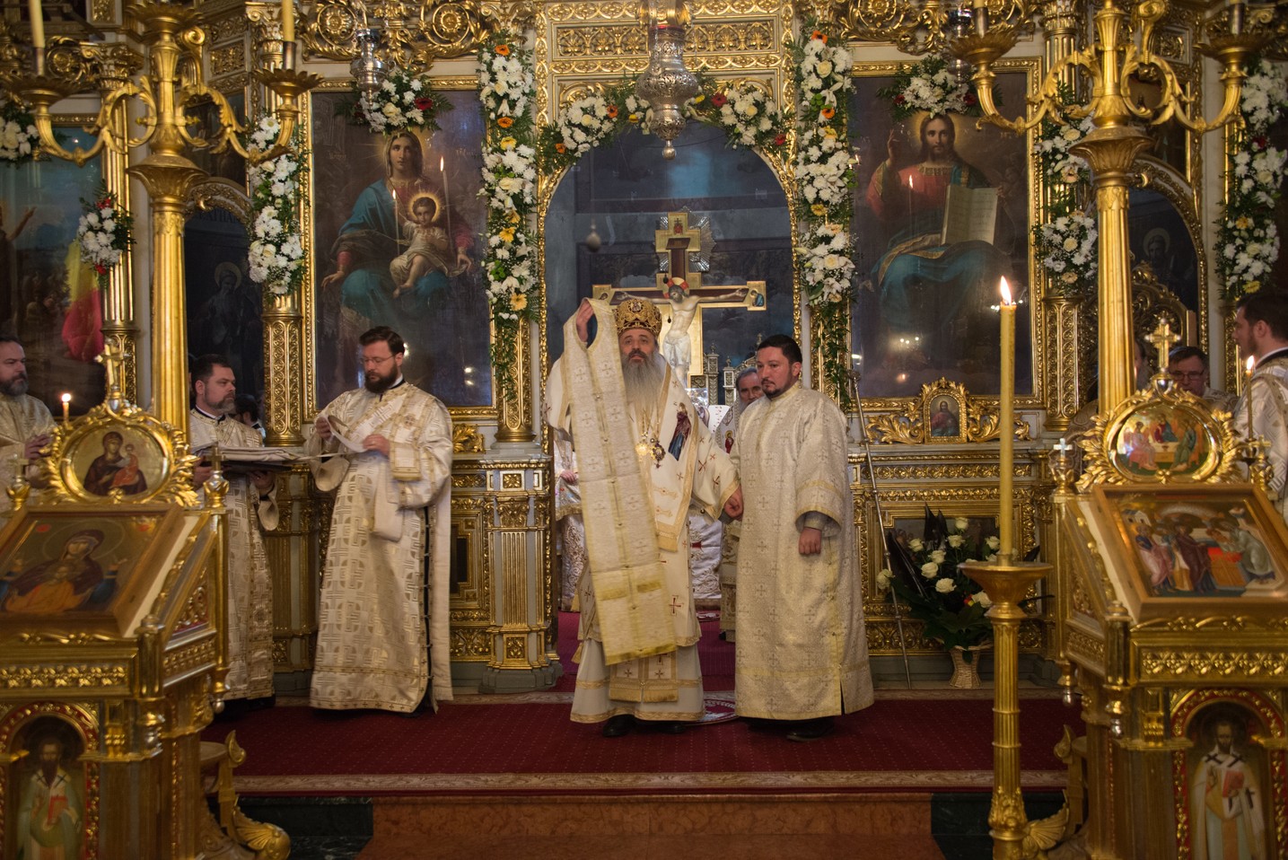 5 ierarhi și zeci de preoți și diaconi, la hramul istoric al Catedralei Mitropolitane din Iași