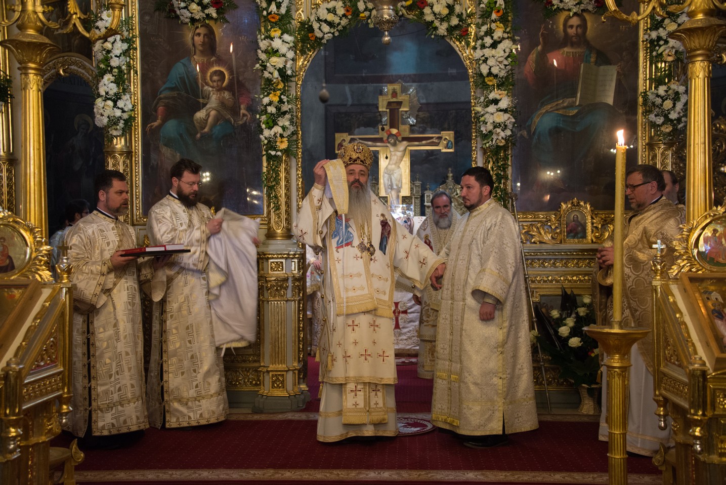 5 ierarhi și zeci de preoți și diaconi, la hramul istoric al Catedralei Mitropolitane din Iași