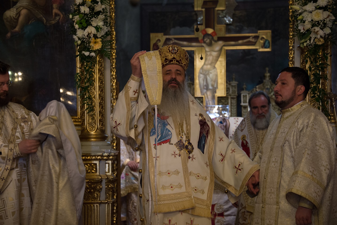 5 ierarhi și zeci de preoți și diaconi, la hramul istoric al Catedralei Mitropolitane din Iași