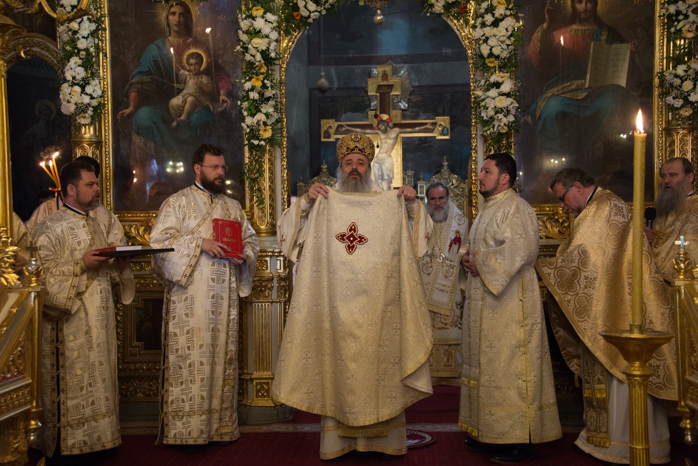 5 ierarhi și zeci de preoți și diaconi, la hramul istoric al Catedralei Mitropolitane din Iași