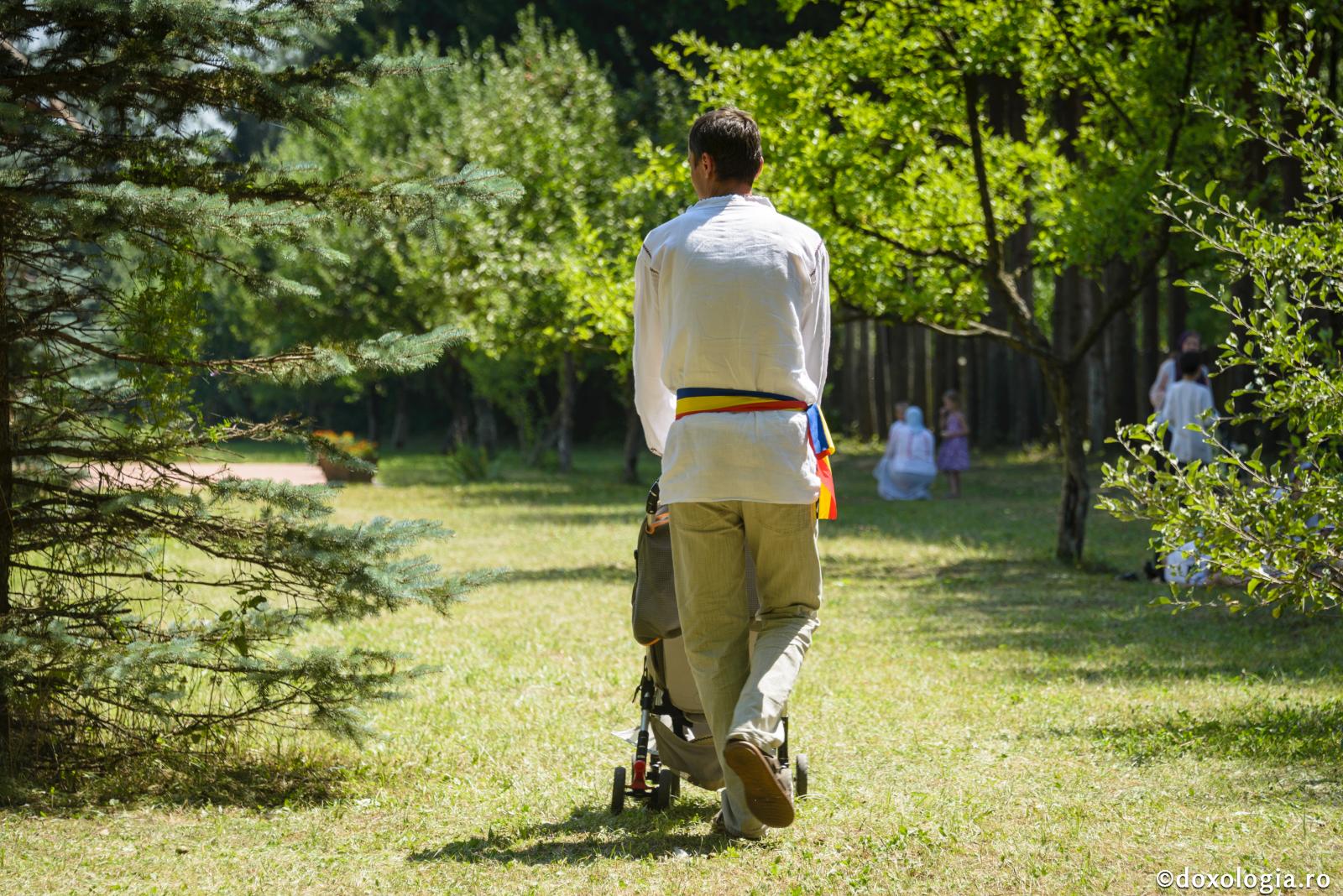bărbat în ie cu căruț