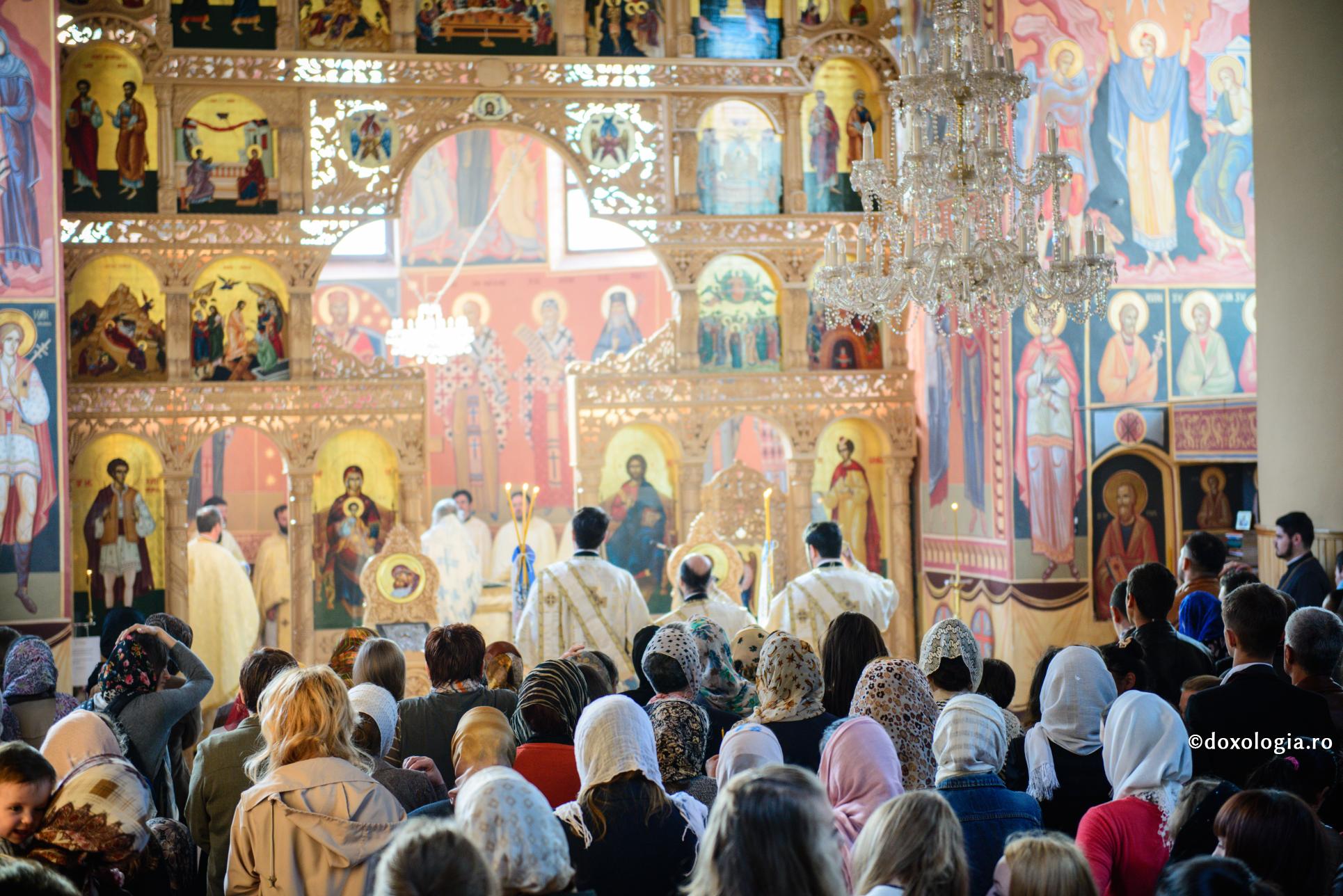 credincioși participând la Sfânta Liturghie