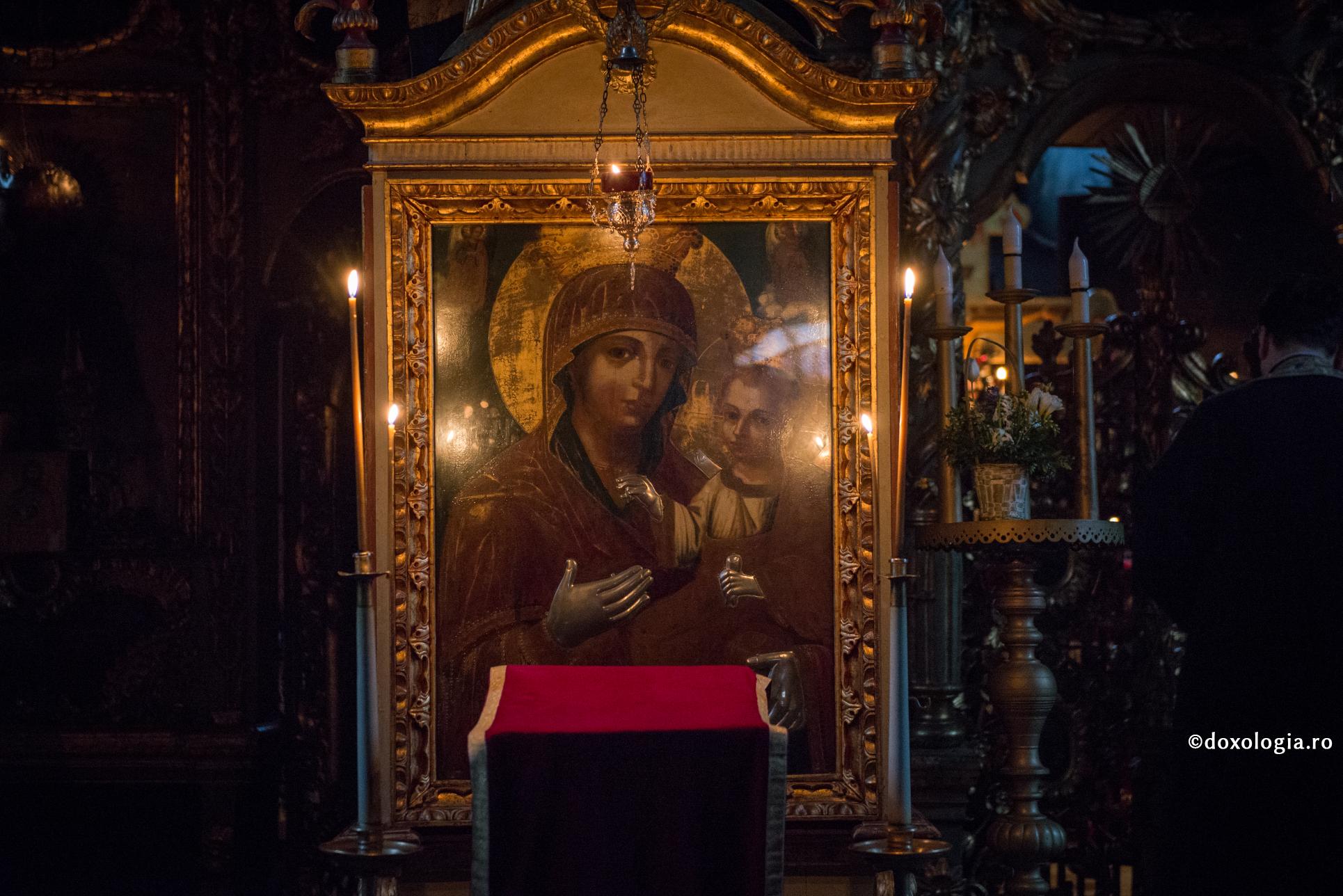 Lumânarea aprinsă la icoană cu evlavie și recunoștință