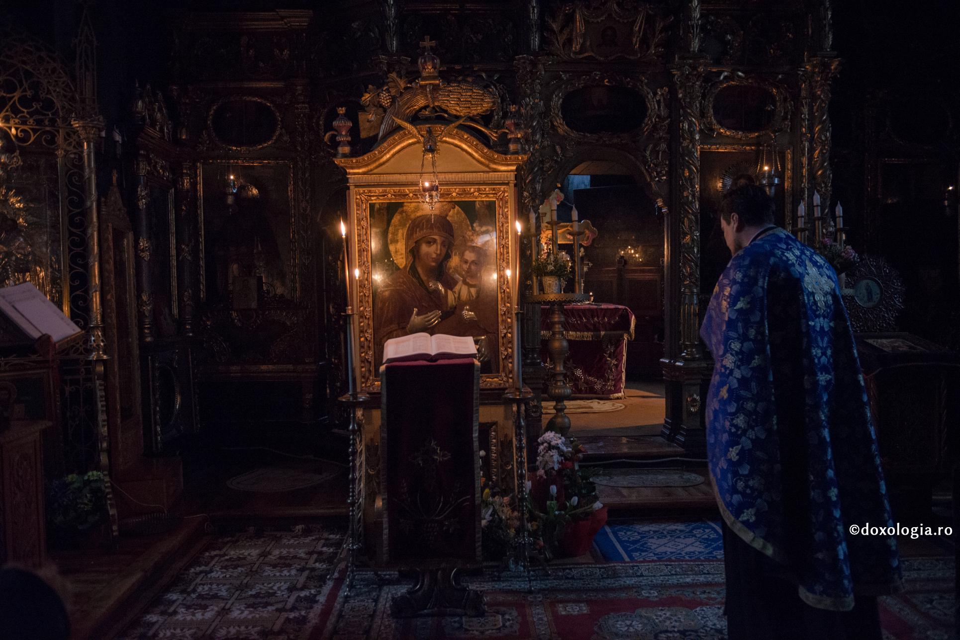 Lumânarea aprinsă la icoană cu evlavie și recunoștință