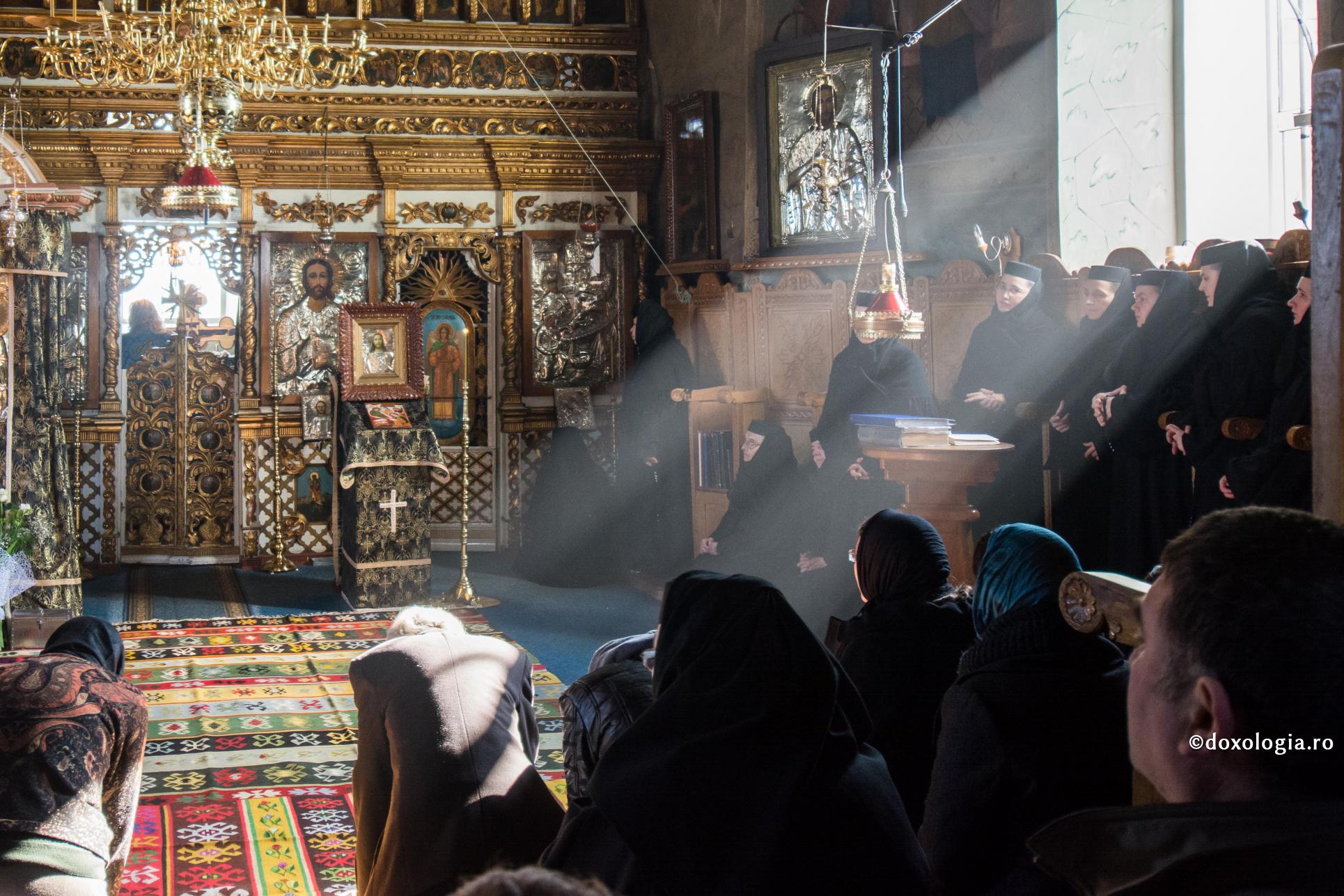 Viața liturgică anticipează unirea credincioșilor cu Dumnezeu și cu sfinții în Împărăția Cerurilor / Foto: Bogdan Zamfirescu credincioși participând la slujbă