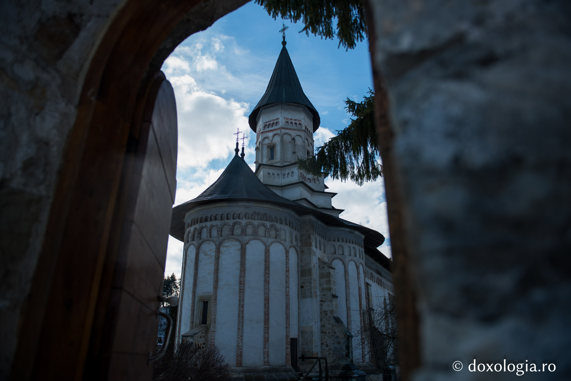 Pelerin la icoana Sfintei Ana de la Mănăstirea Bistriţa