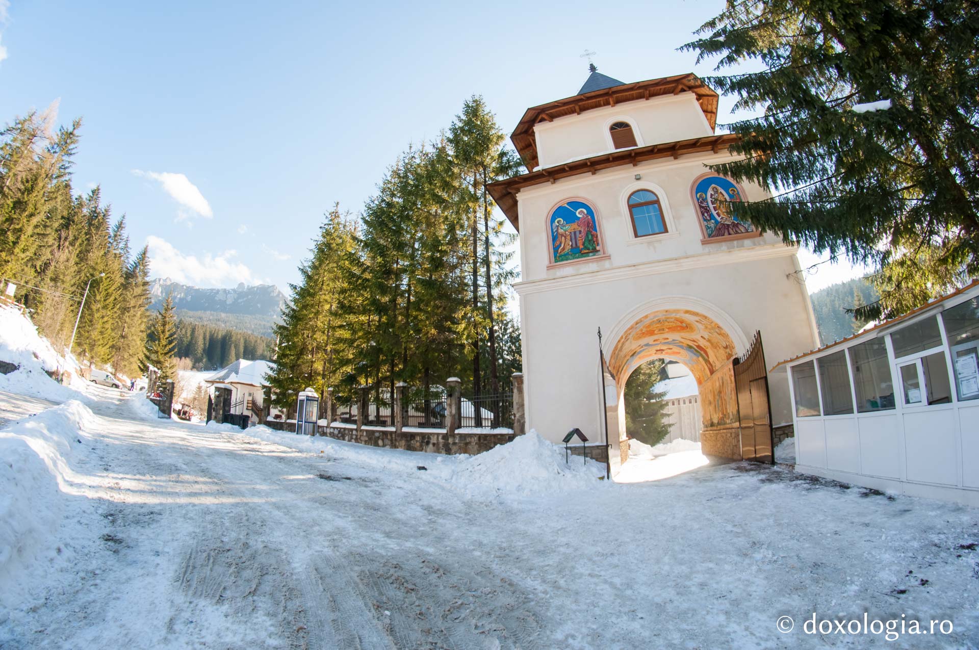 Durău - Mănăstirea de la poalele Ceahlăului (galerie FOTO)