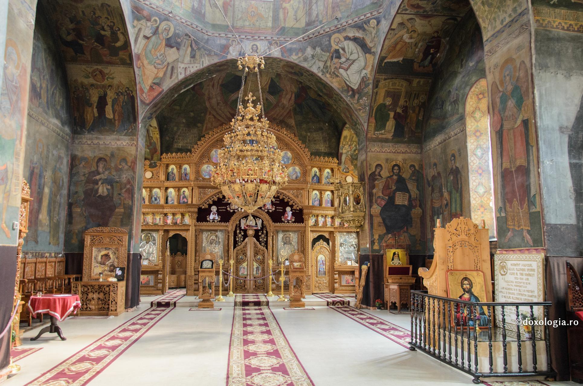 „Ce cauți cu babele la biserică?”