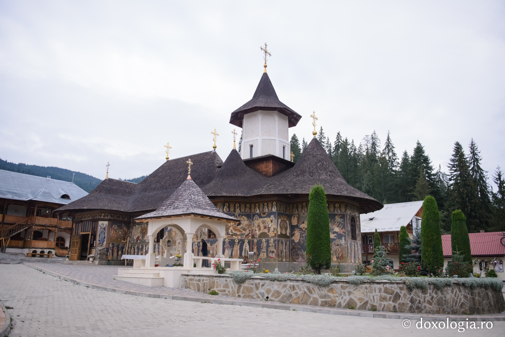 (Foto) Petru Vodă – Mănăstirea ctitorită în amintirea pătimitorilor din închisorile comuniste