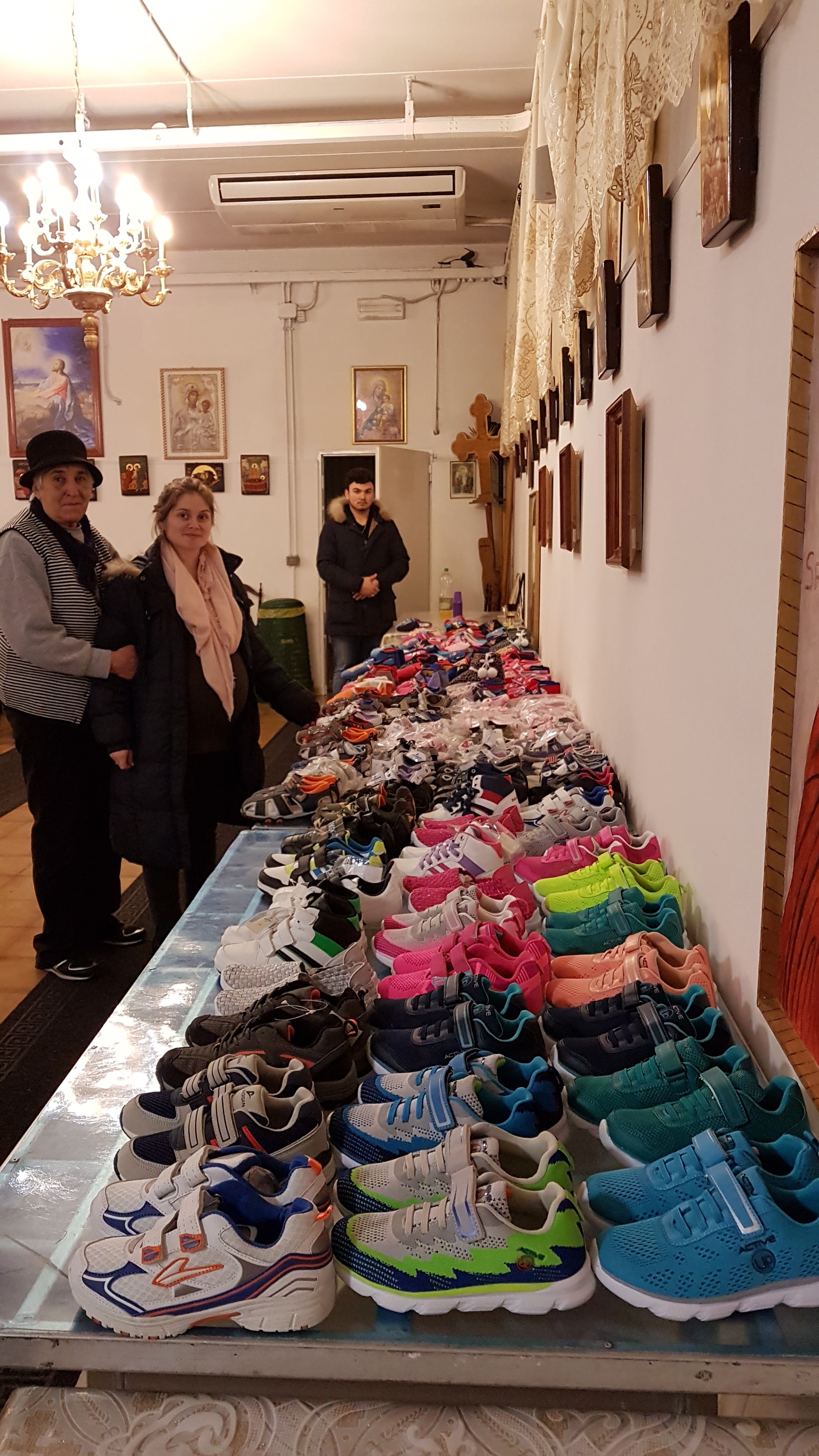 Încălţăminte în dar pentru copiii Spitalului „Sfânta Maria“