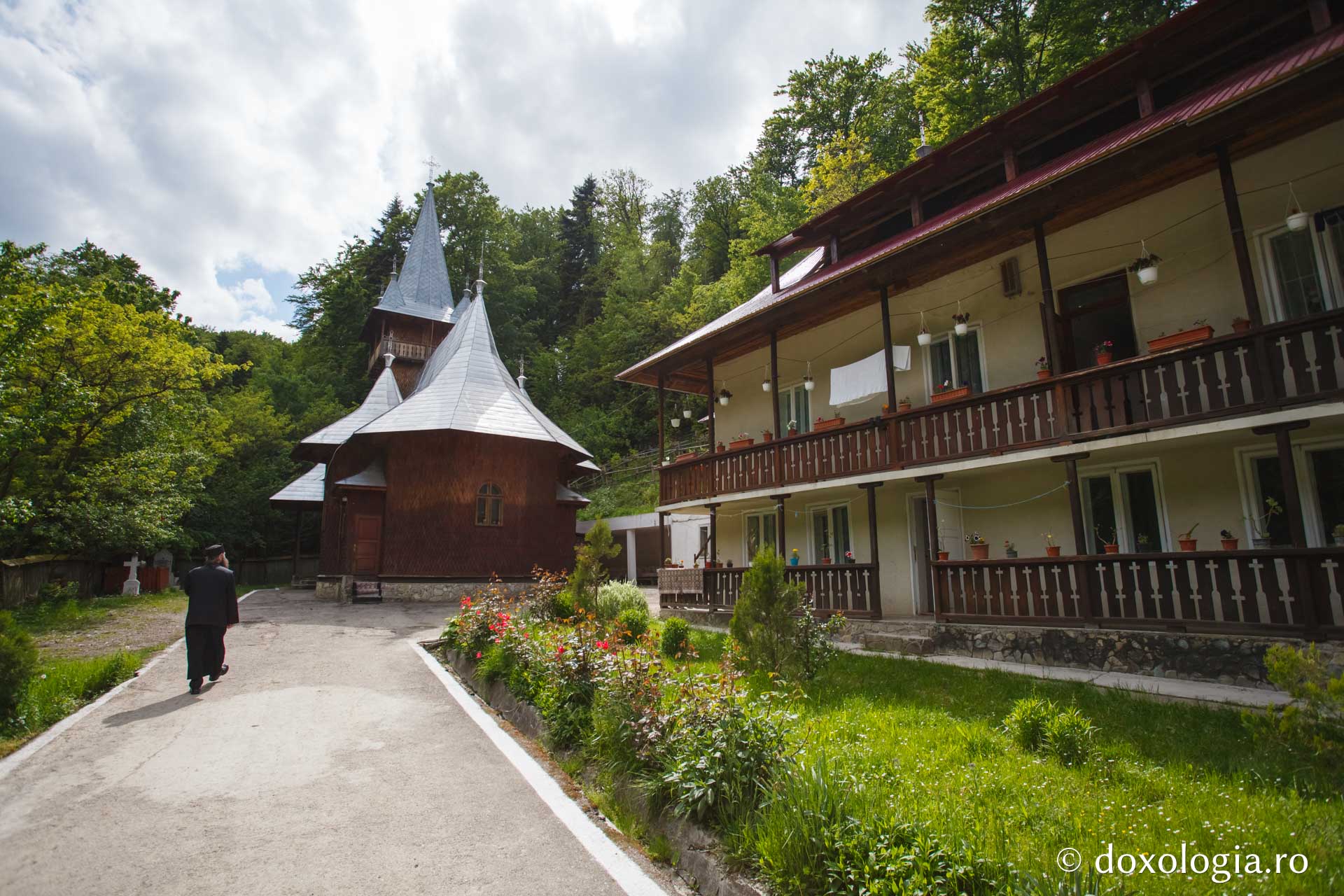 Mănăstirea „Înălțarea Sfintei Cruci” – Brusturi / Foto: Emil Bănuți Mănăstirea „Înălțarea Sfintei Cruci” – Brusturi
