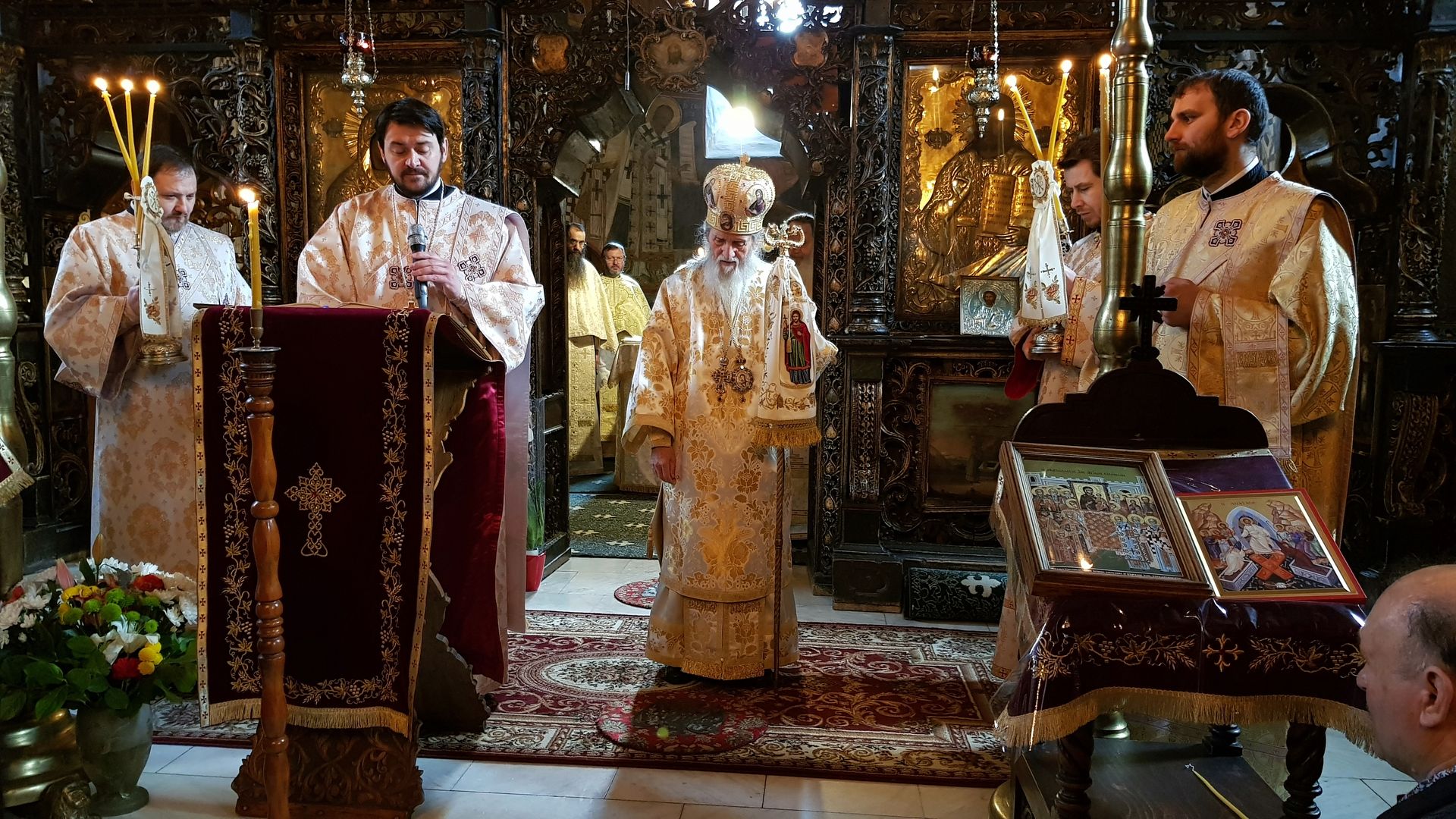 Slujbă arhierească la Catedrala Arhiepiscopală din Suceava Slujbă arhierească la Catedrala Arhiepiscopală din Suceava