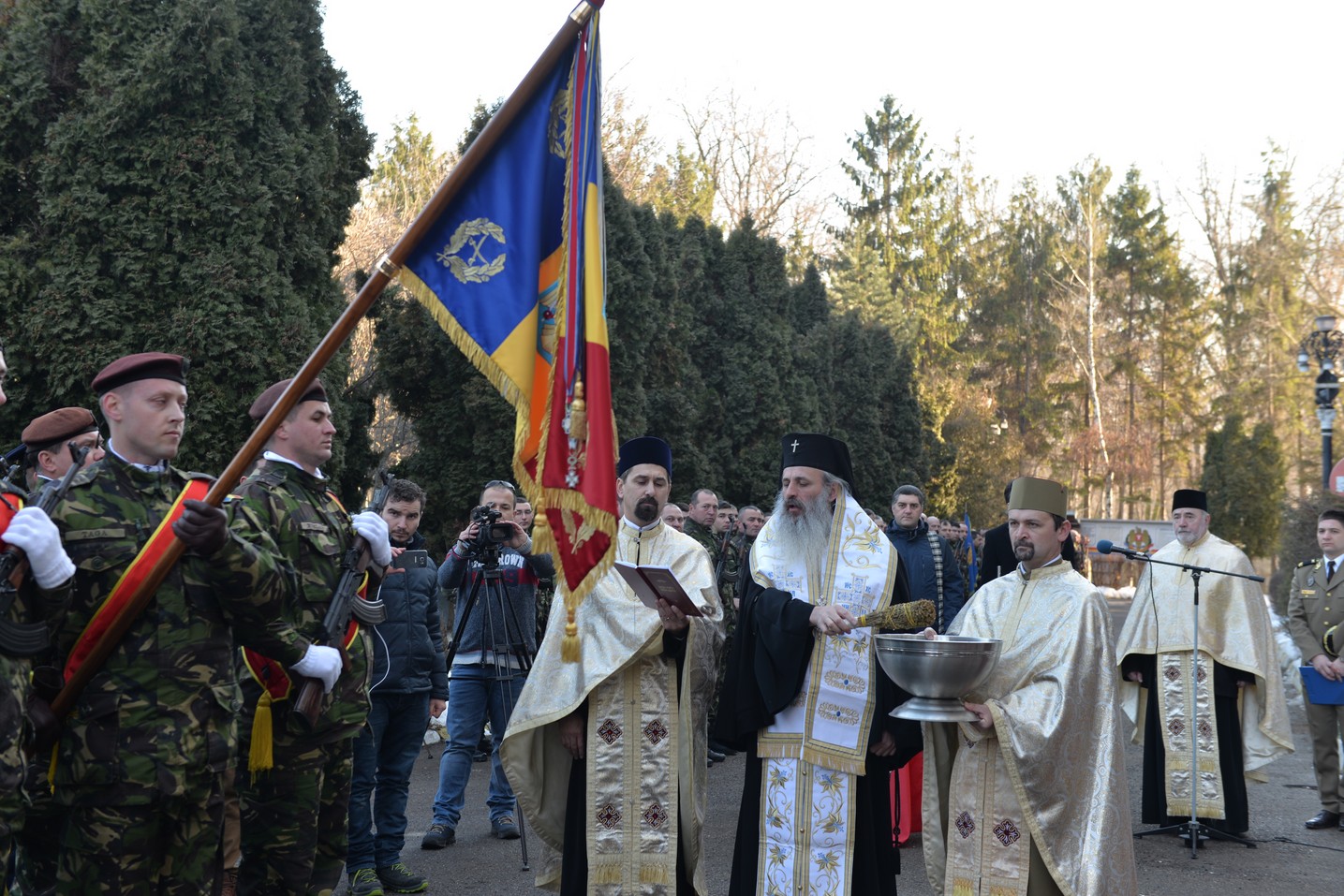 Schimbare de comandă la Brigada 15 Mecanizată „Podu Înalt”: „Atât Crucea, cât și drapelul, inspiră pe cei care se așază sub egida lor”