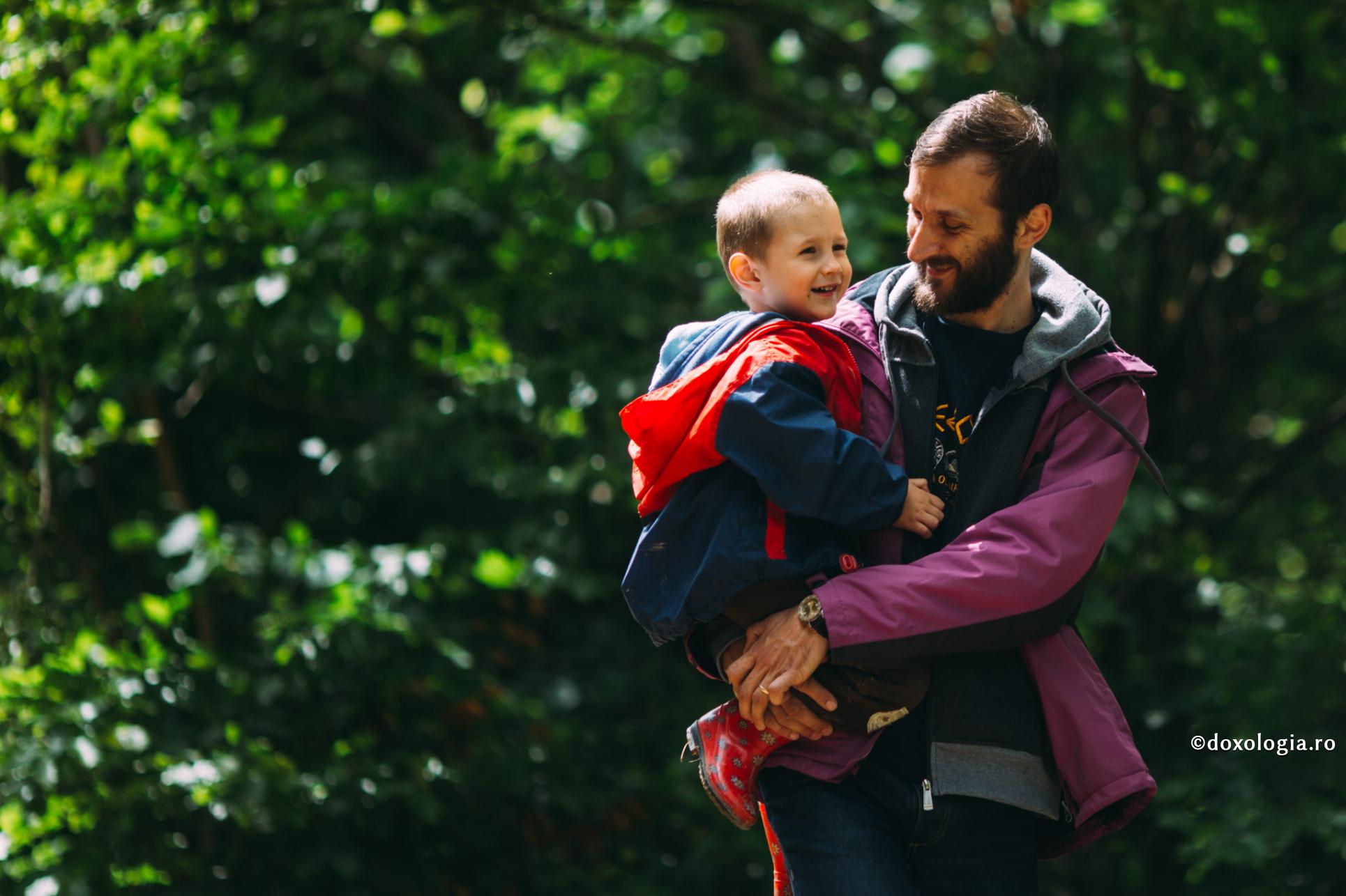 tată cu copilul în brațe