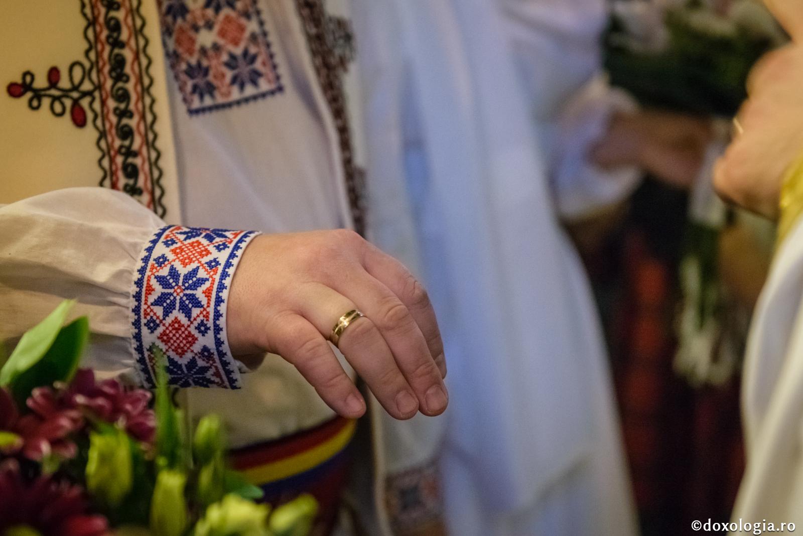 Soțul și soția – chip al Sfintei Treimi în Taina Căsătoriei / Foto: Oana Nechifor verighetă pe mână