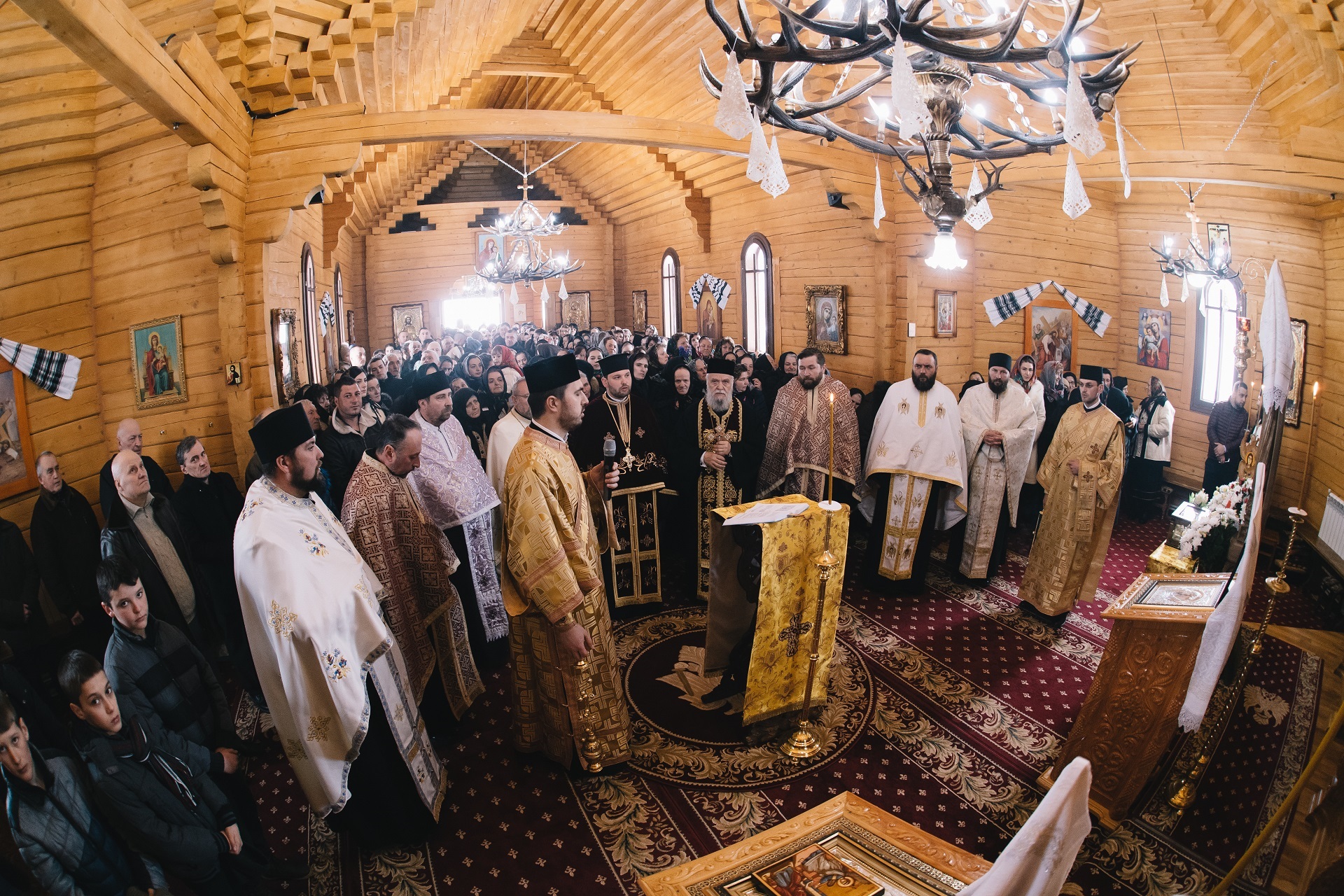 Cinstitul Brâu al Maicii Domnului a poposit în biserica „Sfinții Împărați Constantin și Elena”  - Straja