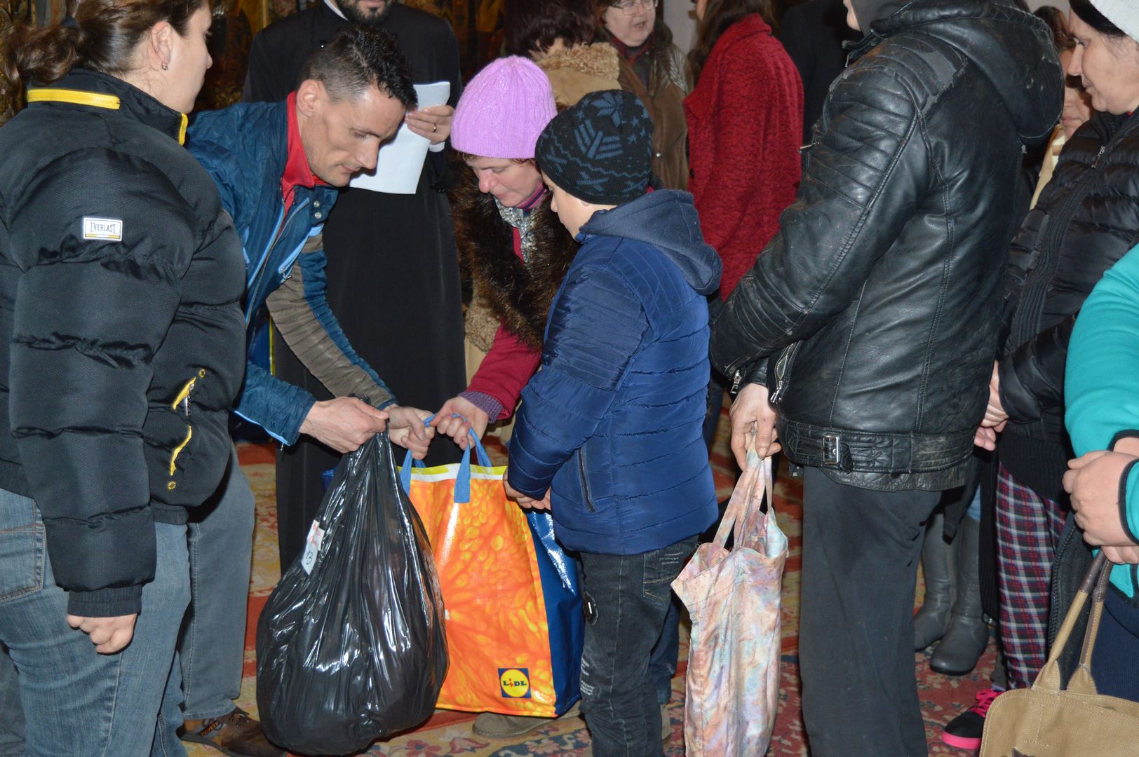 Activitate caritabilă la Biserica „Sfinții Ataniasie și Chiril” din Iași