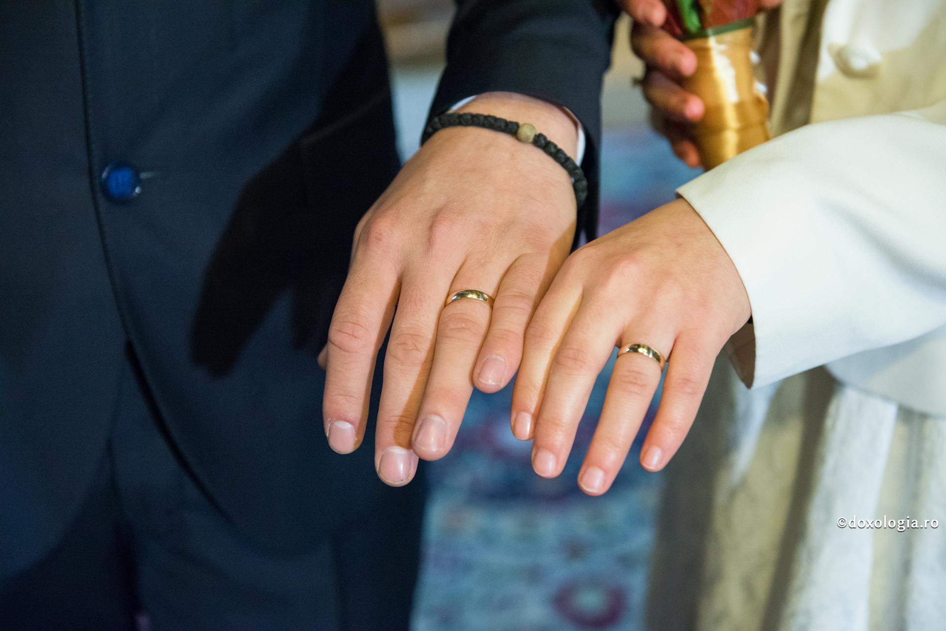 Foto: Oana Nechifor Când a apărut căsătoria?