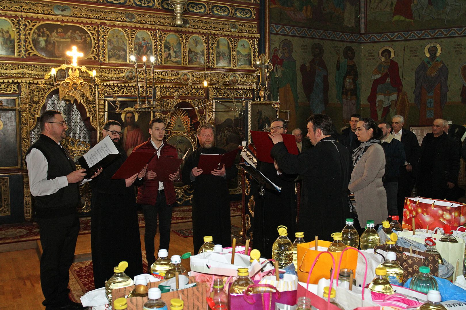 Concert de cântări bisericești în Dorna Candrenilor Concert de cântări bisericești în Dorna Candrenilor