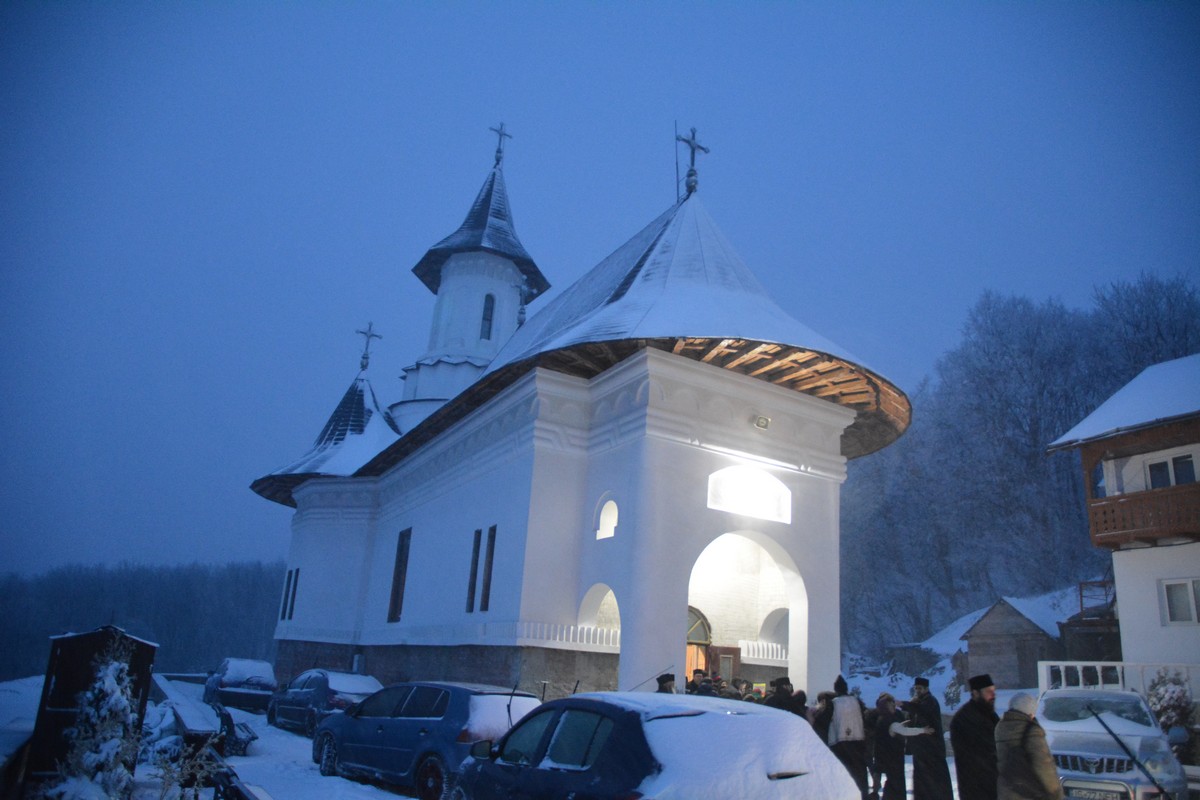 Binecuvântare arhierească la Mănăstirea Piatra Sfântă - Tărâţa