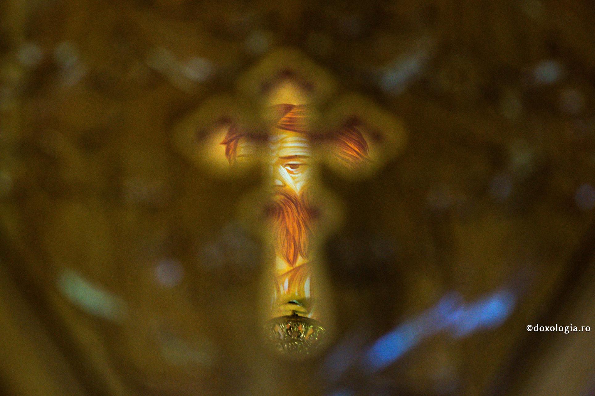 Cine se ascunde: Dumnezeu sau omul?