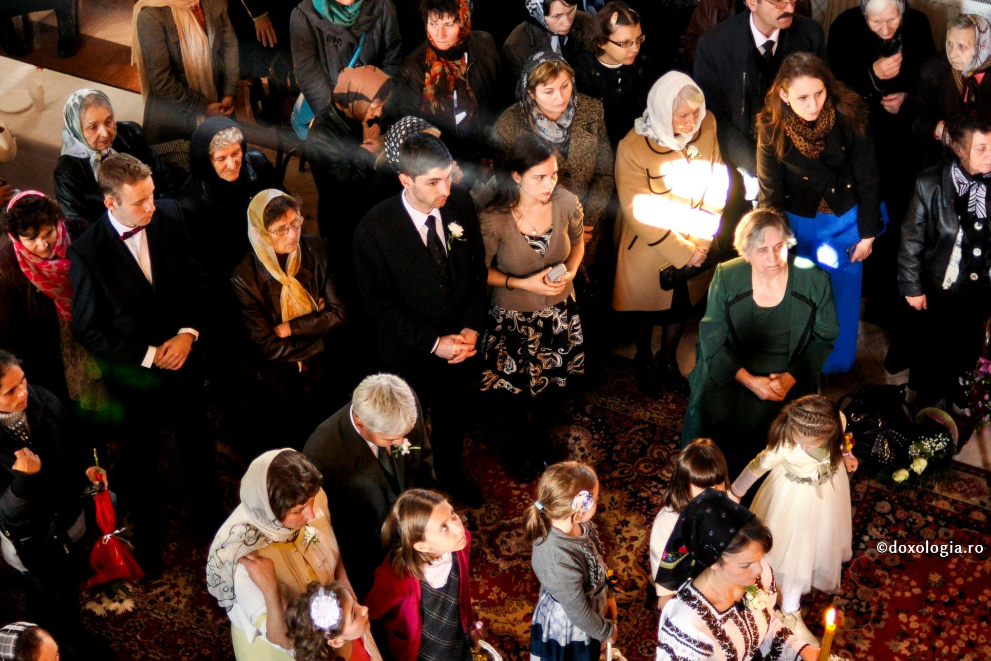 credincioși participând la slujbă