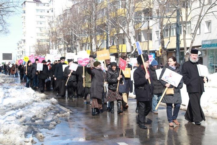 Vasluienii au promovat mesaje pro-vita Marşul pentru viaţă, în oraşele Bacău şi Vaslui