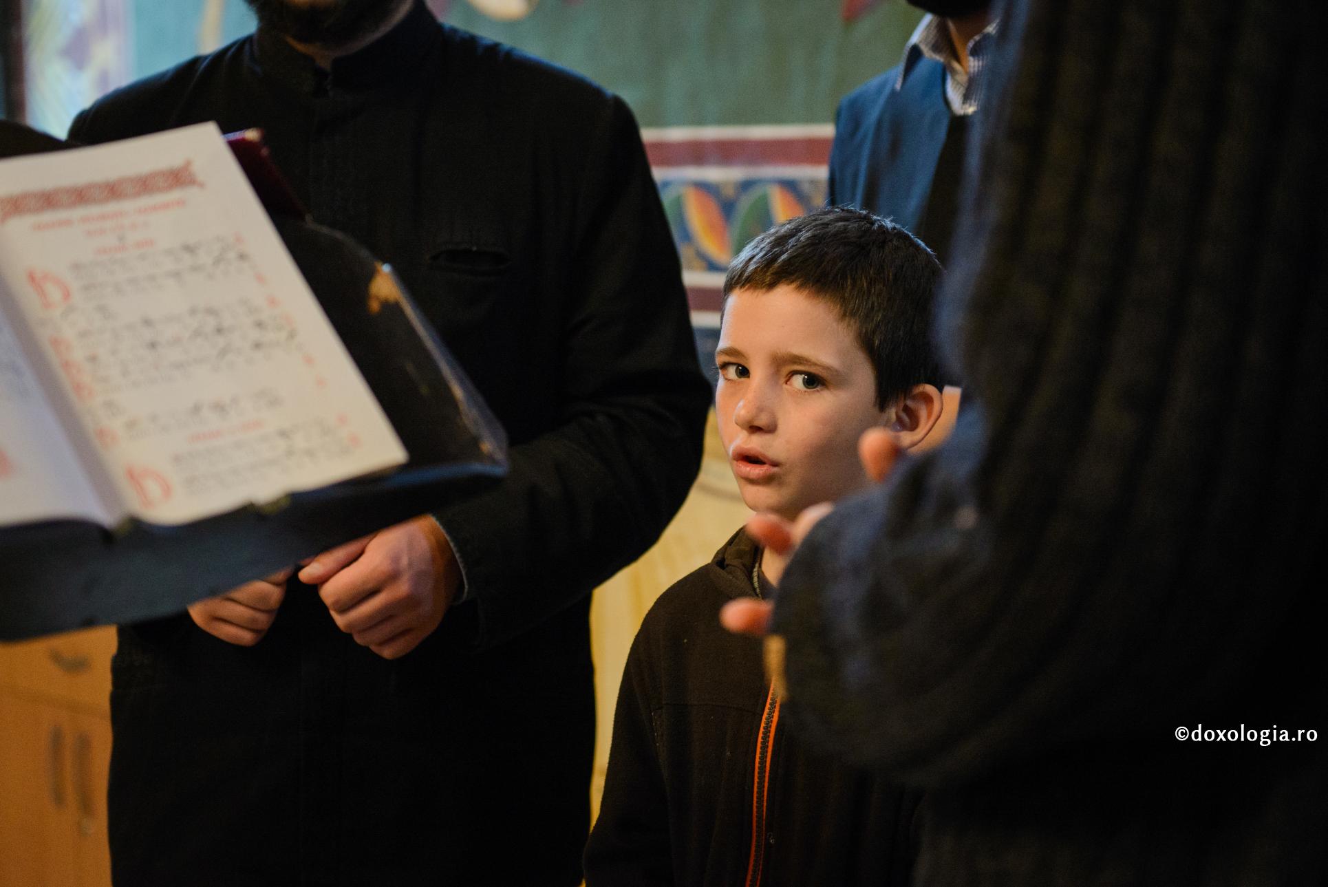 băiat stând în strană