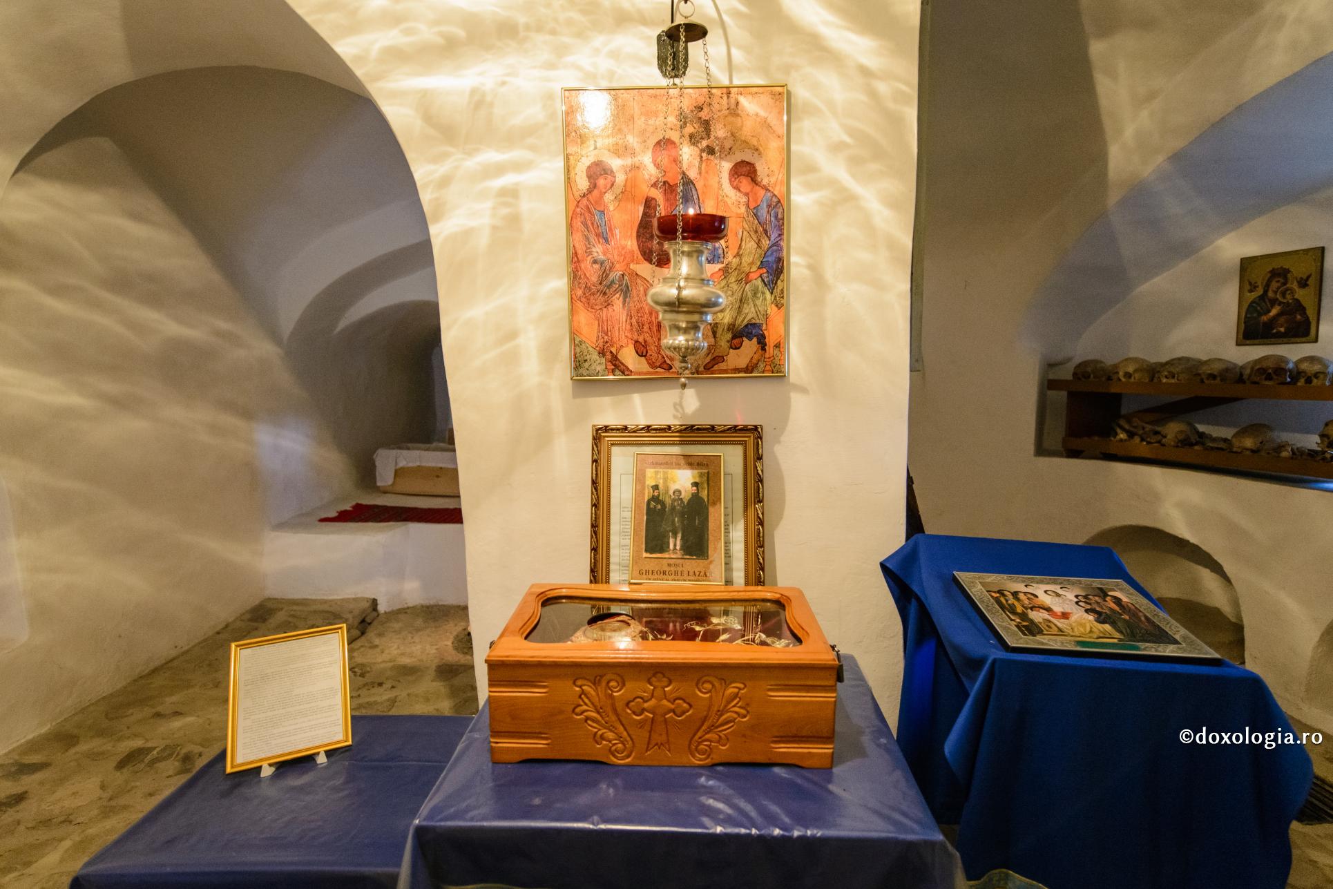 Moaștele Sfântului Gheorghe Pelerinul, aflate în osuarul Mănăstirii Văratec (Foto: Oana Nechifor) Trecerea la Domnul a Moşului Gheorghe Lazăr și cum și-a ales locul de veci