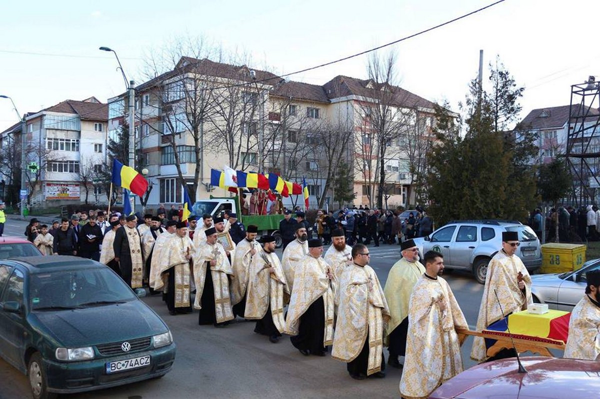 Pelerinajul „Sfânta Cruce, păzitoarea creştinilor“, la Oneşti