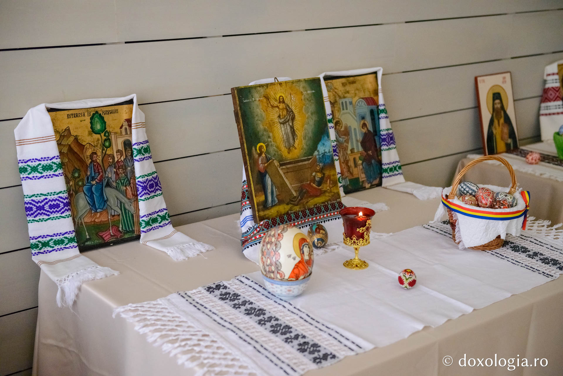 Expoziție de icoane pictate și ouă încondeiate la Colegiul „Sfântul Nicolae”