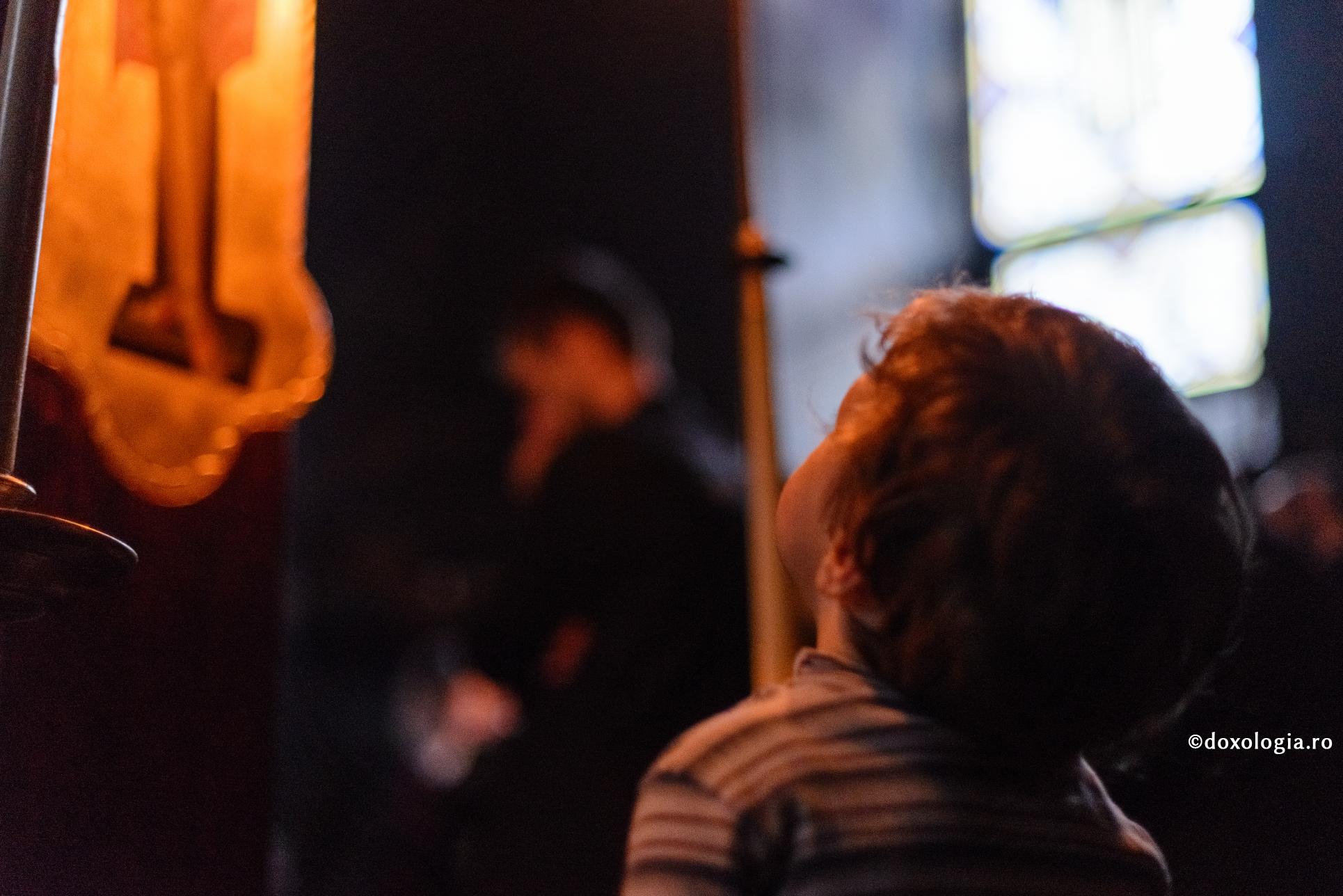 copil privind Sfânta Cruce