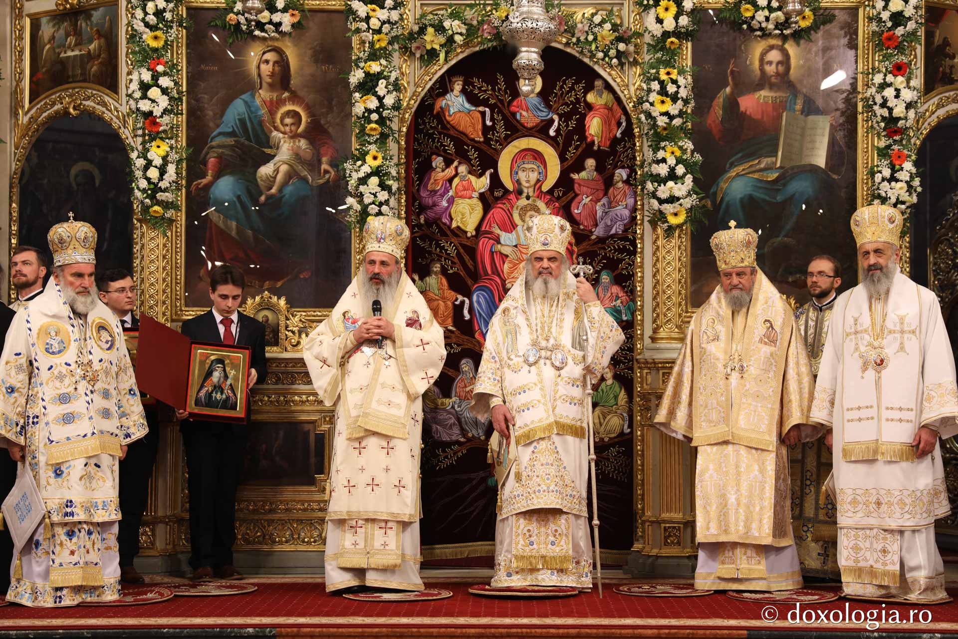 (Video) „Sfinții canonizați astăzi ne arată cum trebuie să fie un ierarh al Bisericii și la ce înălțime se poate înălța un credincios în viața de familie” – IPS Teofan