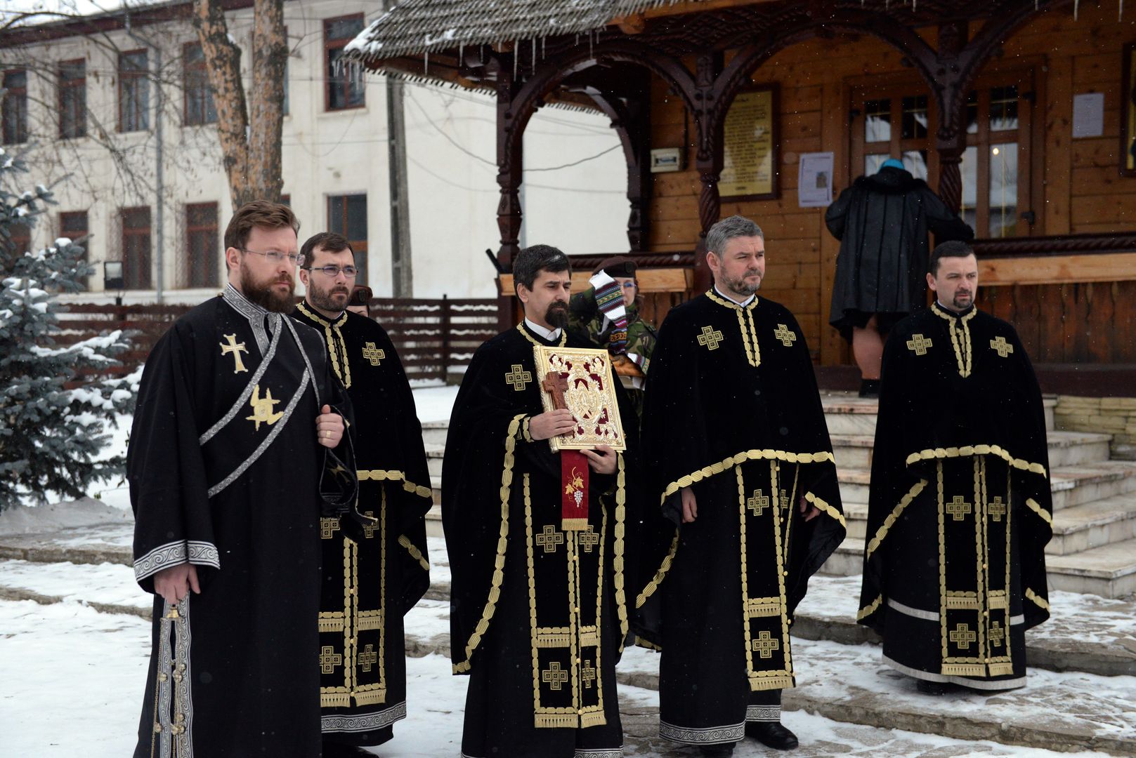Sfânta Liturghie arhierească şi sfinţire de drapel la unitatea militară din Tătăraşi