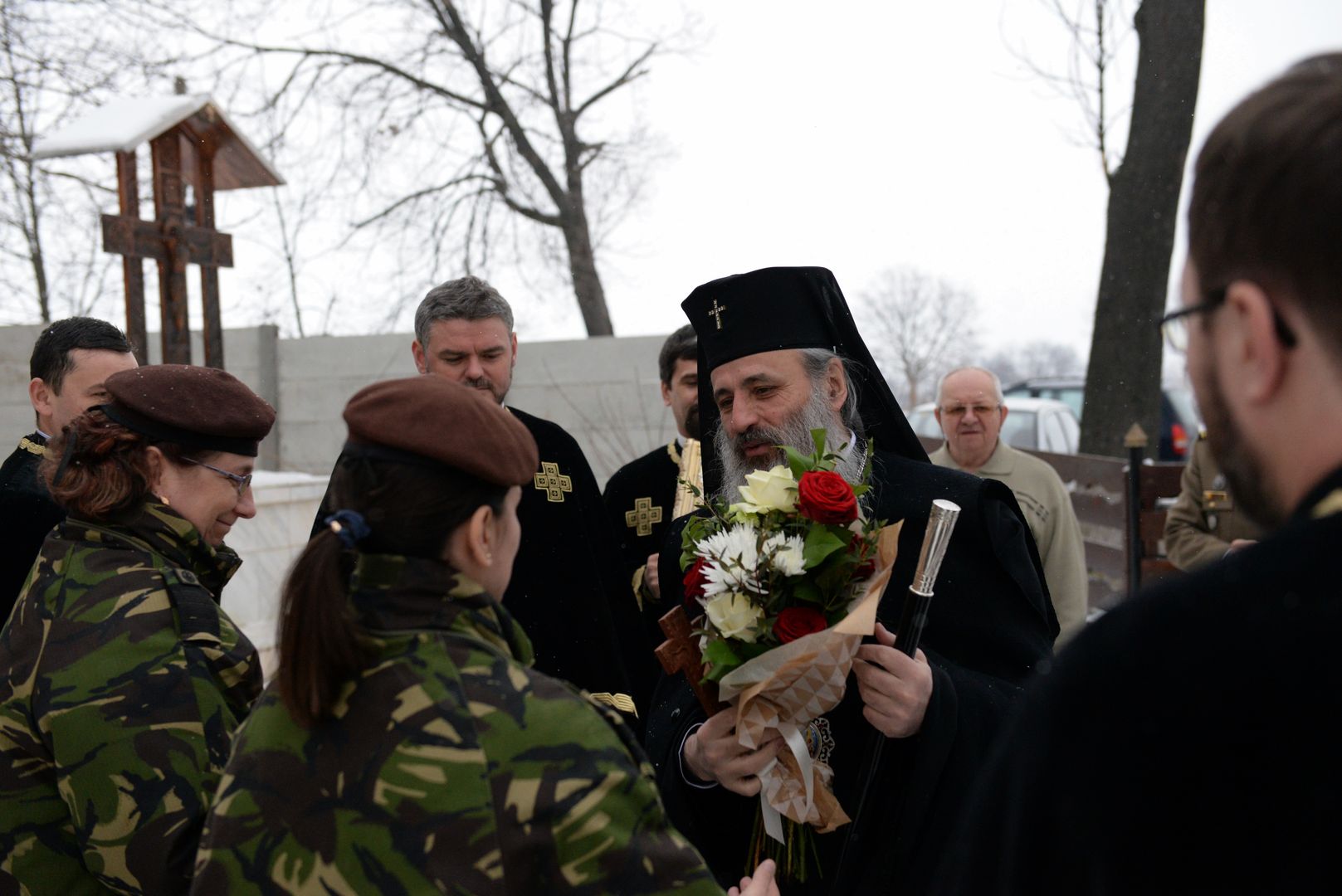 Sfânta Liturghie arhierească şi sfinţire de drapel la unitatea militară din Tătăraşi