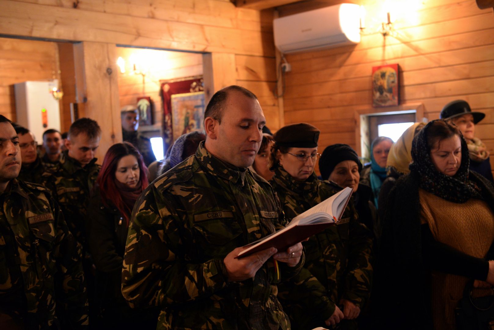 Sfânta Liturghie arhierească şi sfinţire de drapel la unitatea militară din Tătăraşi