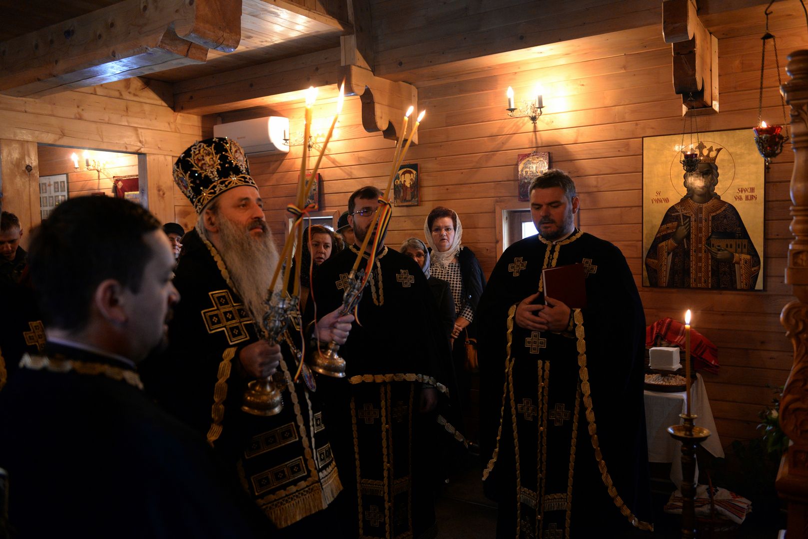 Sfânta Liturghie arhierească şi sfinţire de drapel la unitatea militară din Tătăraşi Sfânta Liturghie arhierească şi sfinţire de drapel la unitatea militară din Tătăraşi