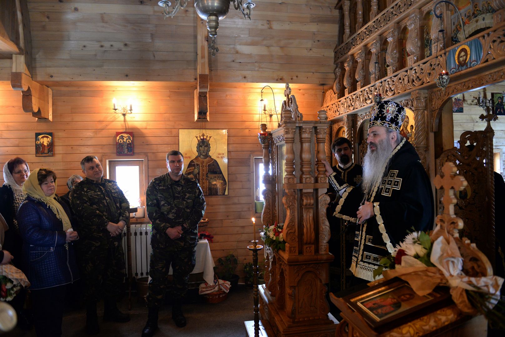 Sfânta Liturghie arhierească şi sfinţire de drapel la unitatea militară din Tătăraşi