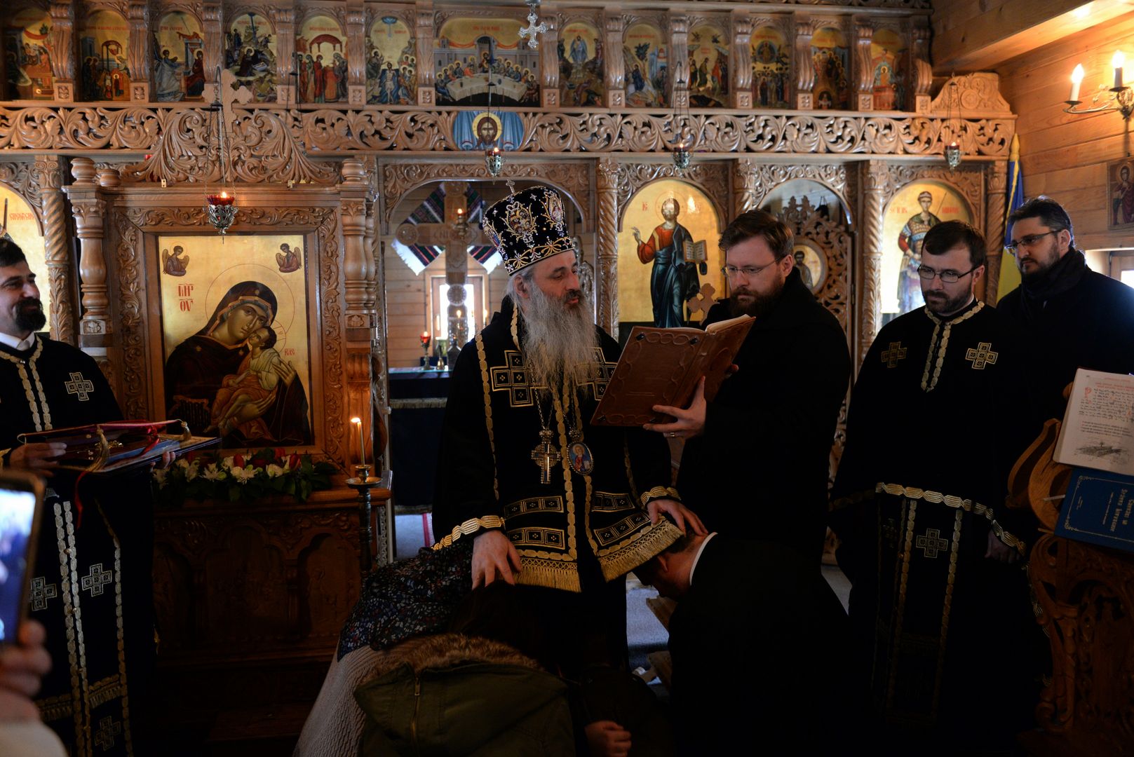 Sfânta Liturghie arhierească şi sfinţire de drapel la unitatea militară din Tătăraşi