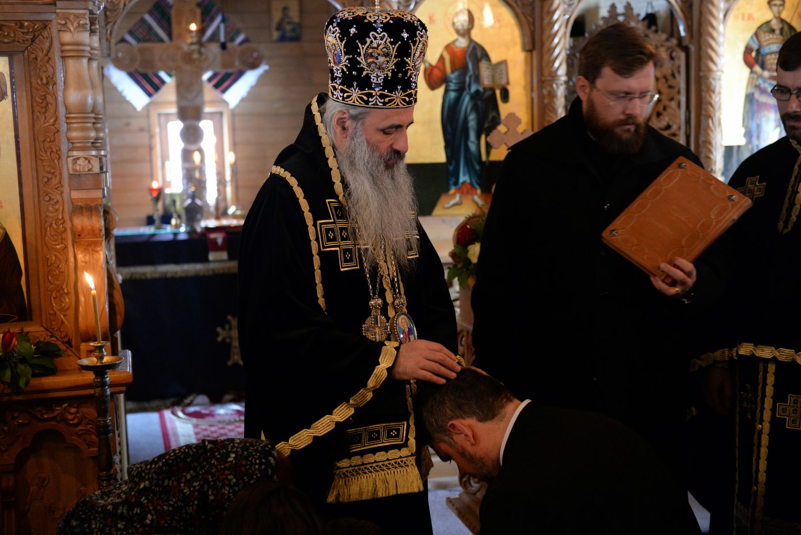 Sfânta Liturghie arhierească şi sfinţire de drapel la unitatea militară din Tătăraşi