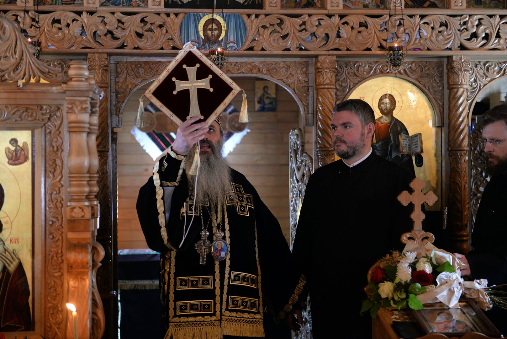 Sfânta Liturghie arhierească şi sfinţire de drapel la unitatea militară din Tătăraşi