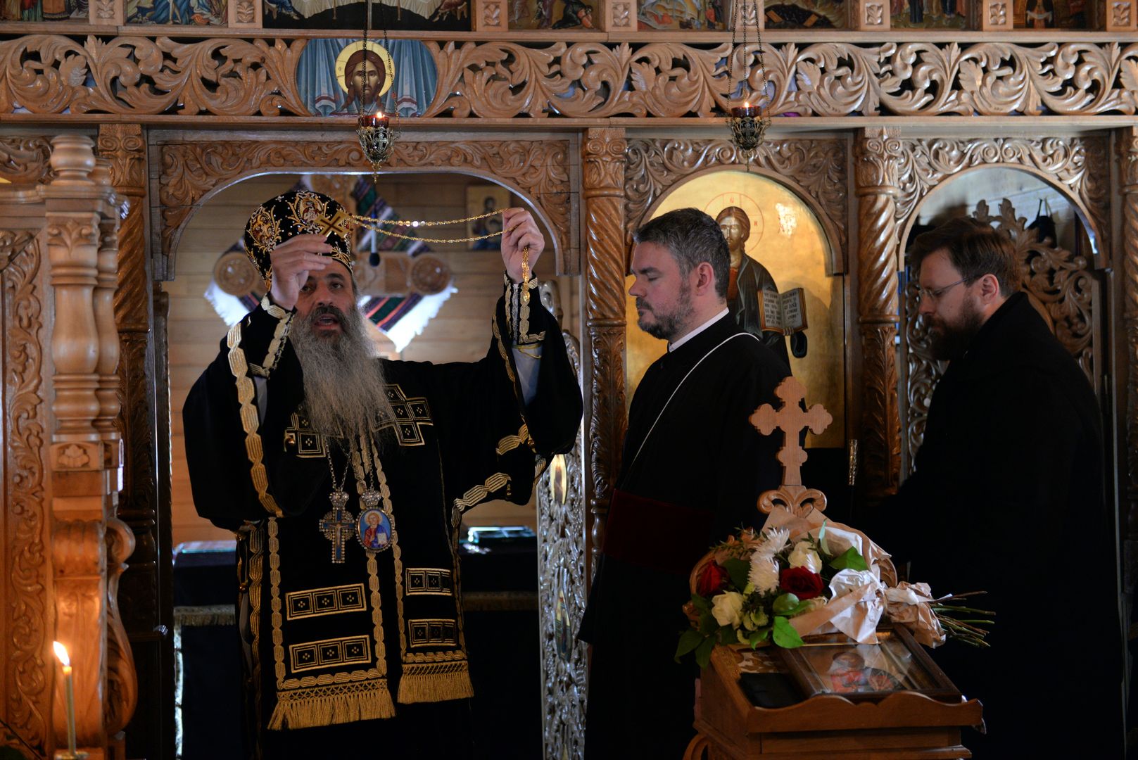 Sfânta Liturghie arhierească şi sfinţire de drapel la unitatea militară din Tătăraşi