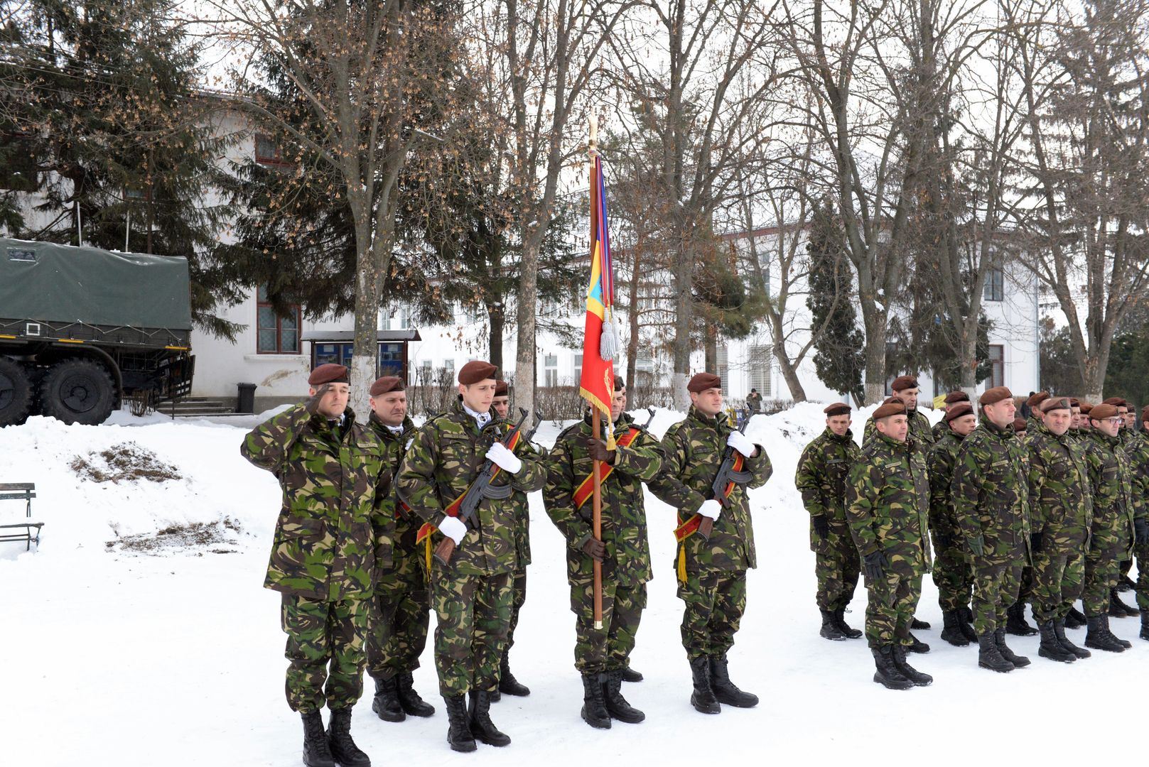 Sfânta Liturghie arhierească şi sfinţire de drapel la unitatea militară din Tătăraşi