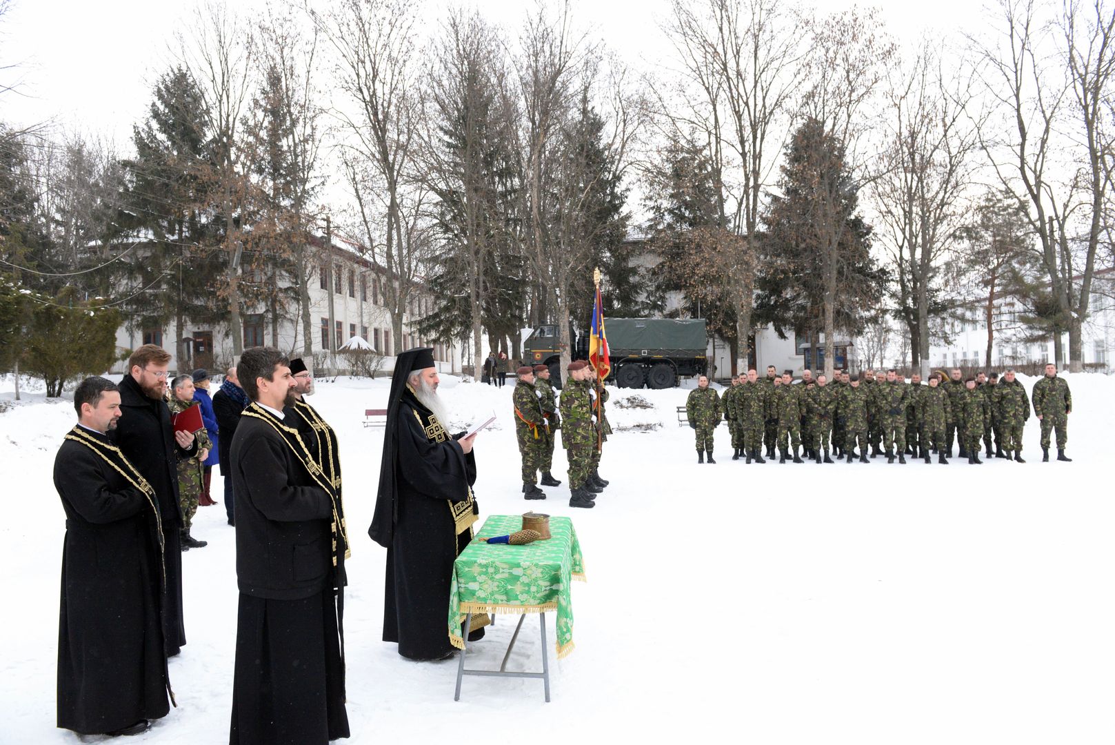 Sfânta Liturghie arhierească şi sfinţire de drapel la unitatea militară din Tătăraşi