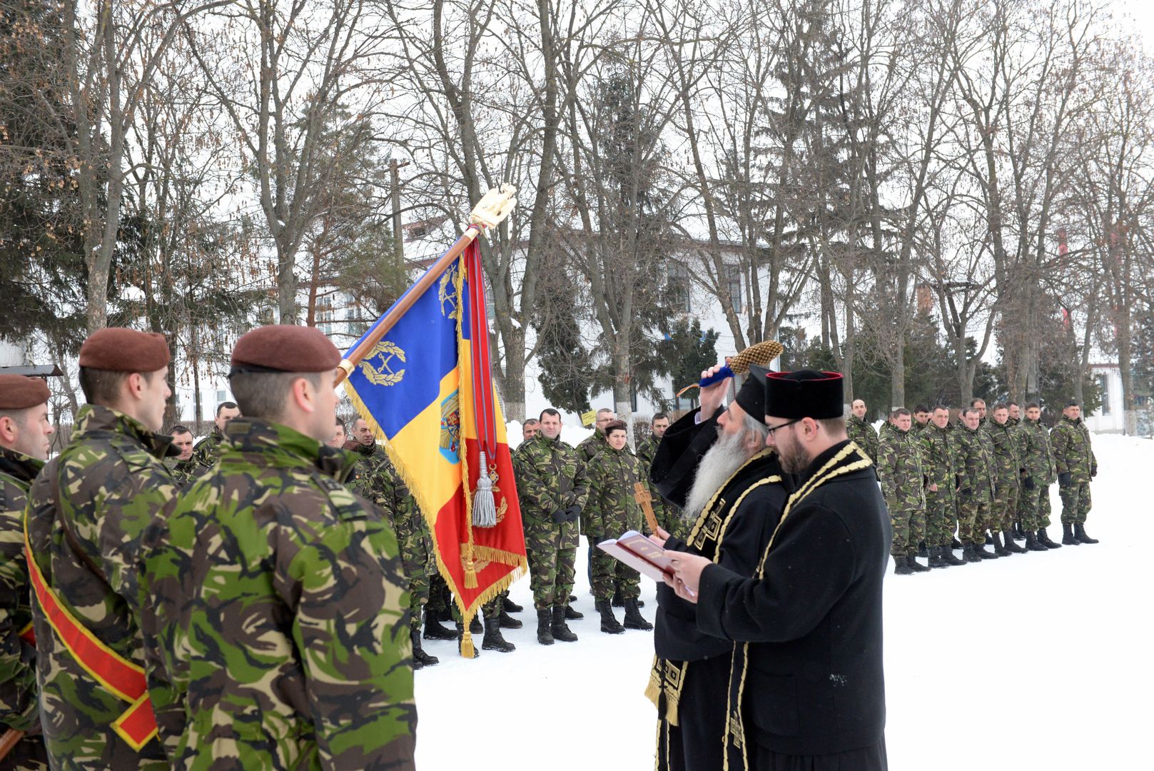 Sfânta Liturghie arhierească şi sfinţire de drapel la unitatea militară din Tătăraşi
