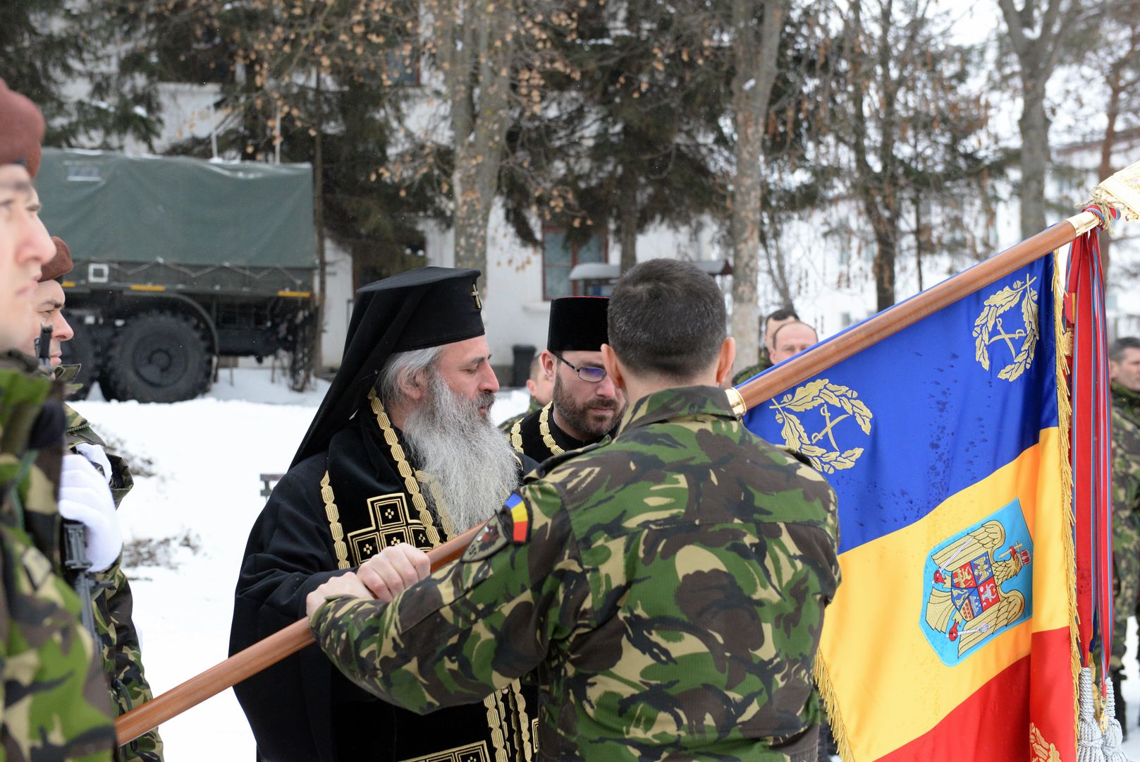 Sfânta Liturghie arhierească şi sfinţire de drapel la unitatea militară din Tătăraşi