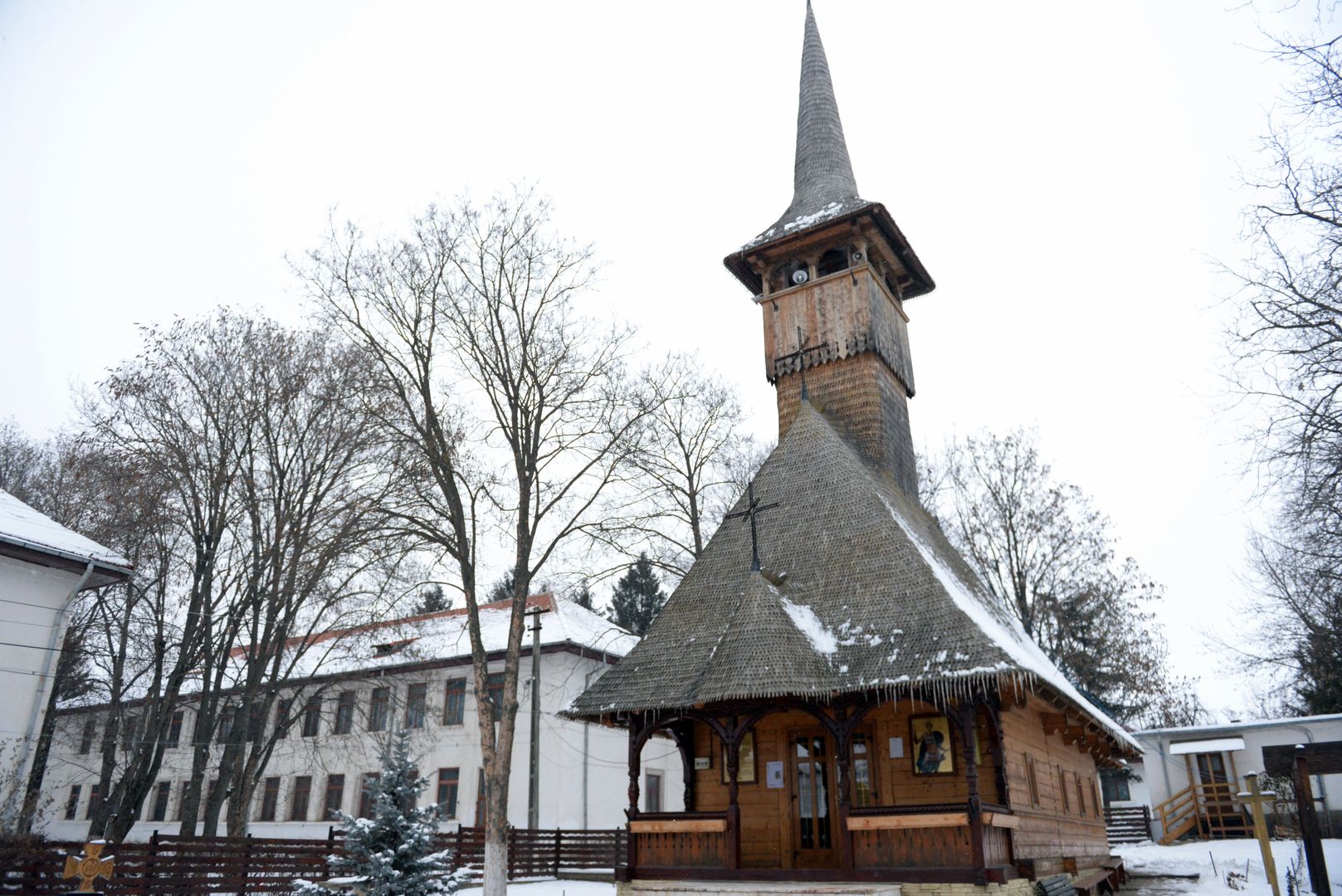 Sfânta Liturghie arhierească şi sfinţire de drapel la unitatea militară din Tătăraşi