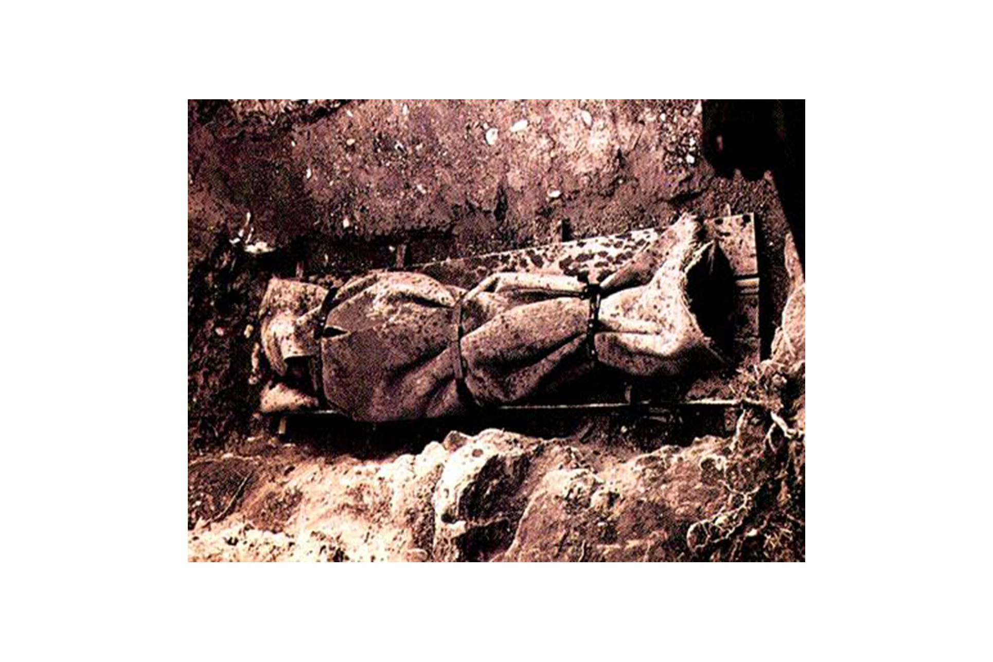 Sfântul Gavriil a fost înmormântat (înfășurat într-o pânză și așezat pe o scândură) în curtea Mănăstirii Samtravo. Fotografie de la înmormântarea Sfântului Gavriil Mărturisitorul, cel Nebun pentru Hristos (1995)