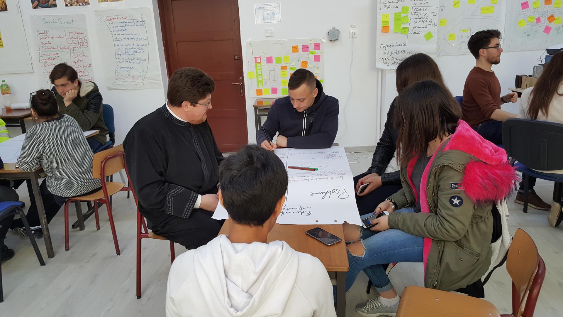 Tineri din Sascut implicaţi în dezvoltarea comunităţii